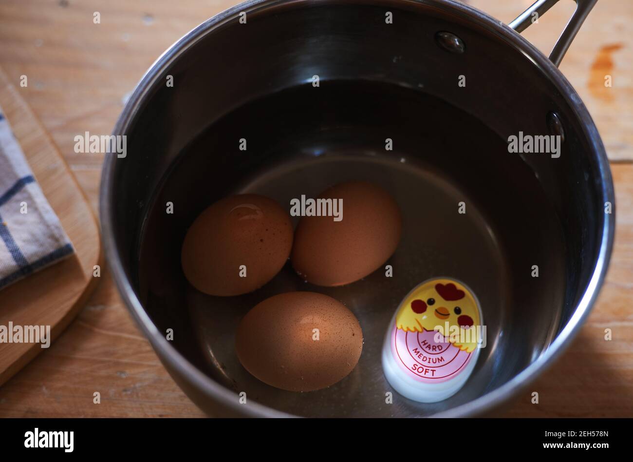 Eier und Kochwaage im Topf Stockfoto