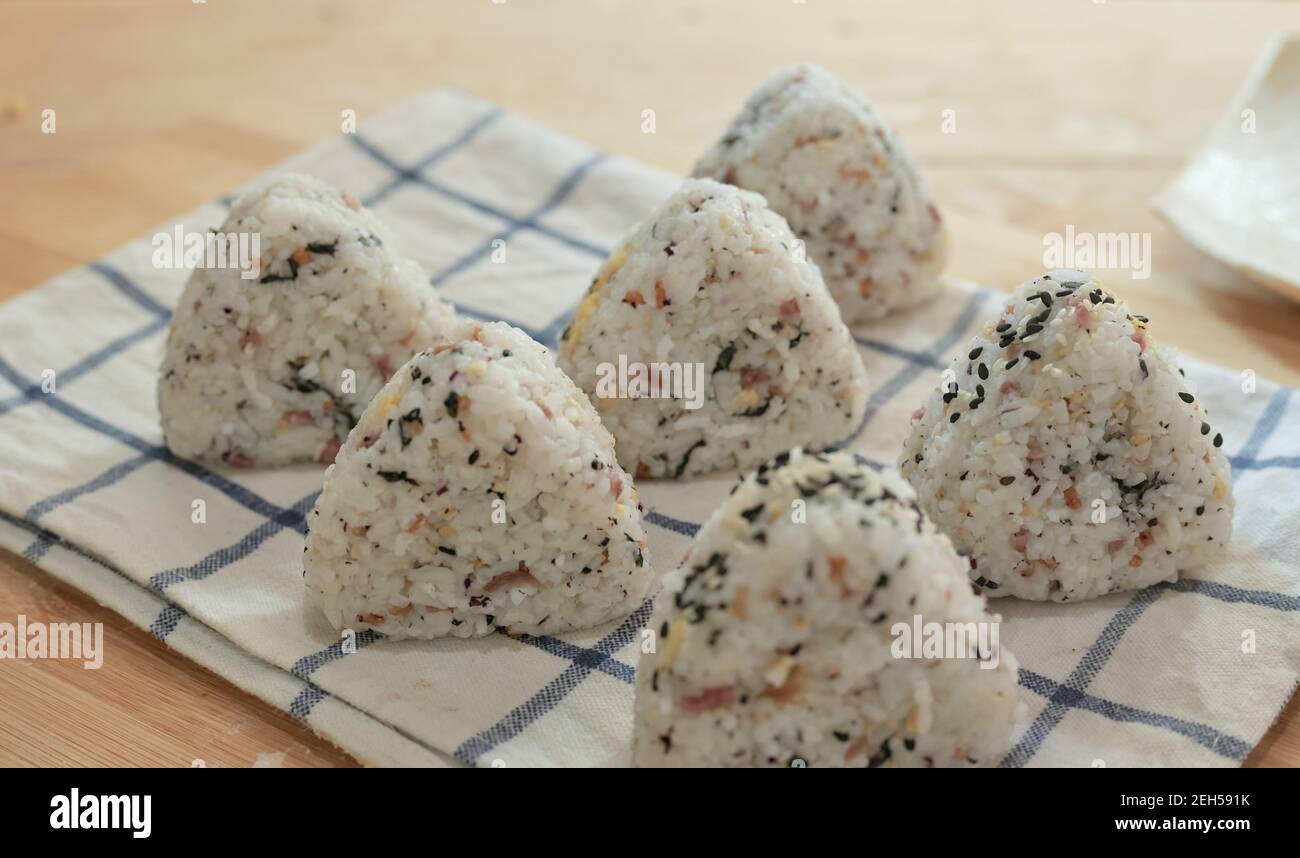 Gekochte japanische Reisbällchen Stockfoto