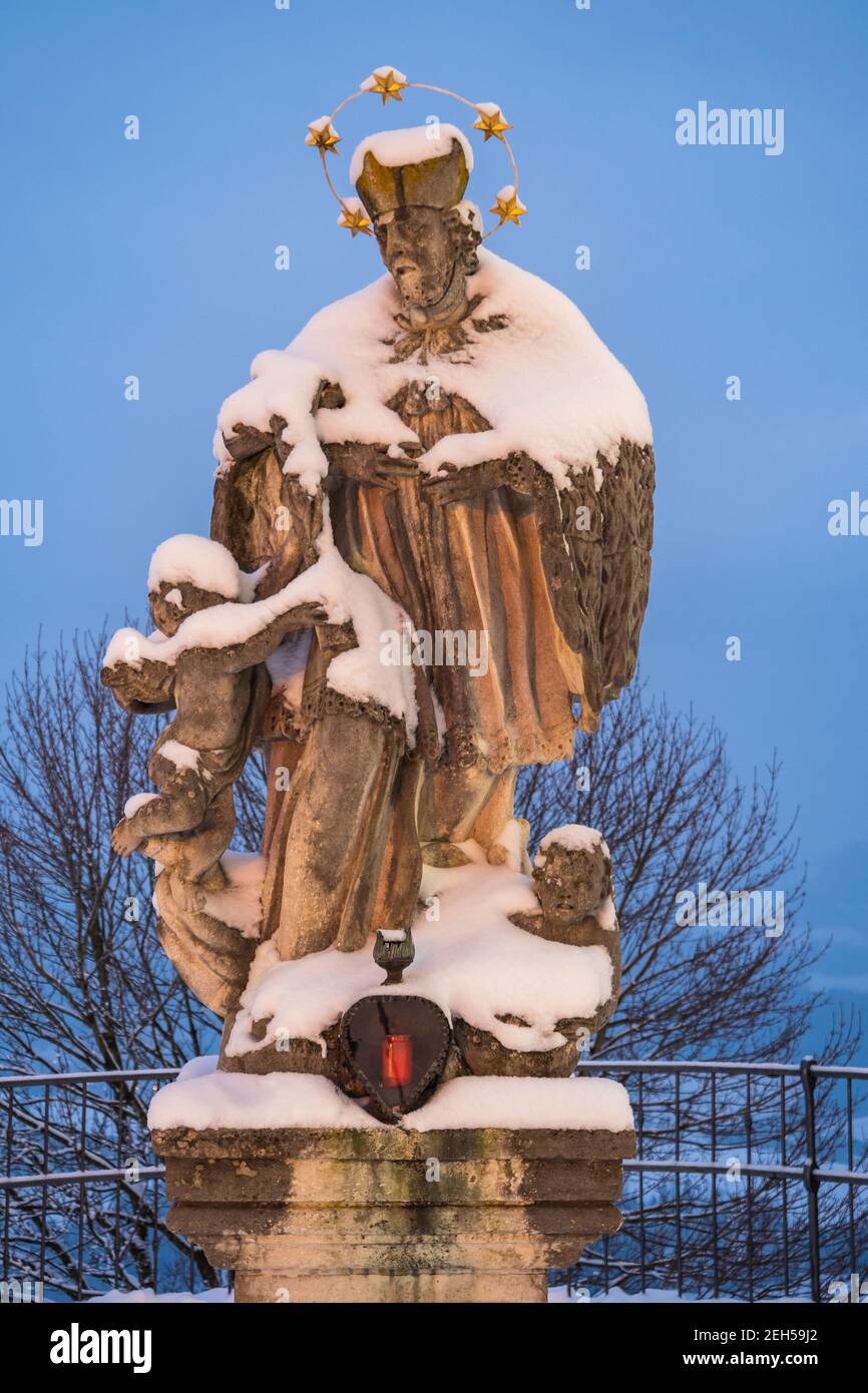 Statue des Heiligen Johannes von Nepomuk oder Johannes Nepomucene in Sonntagberg, Mostviertel, Niederösterreich von einem anonymen Künstler aus der Mitte des 18th. Jahrhunderts. Stockfoto