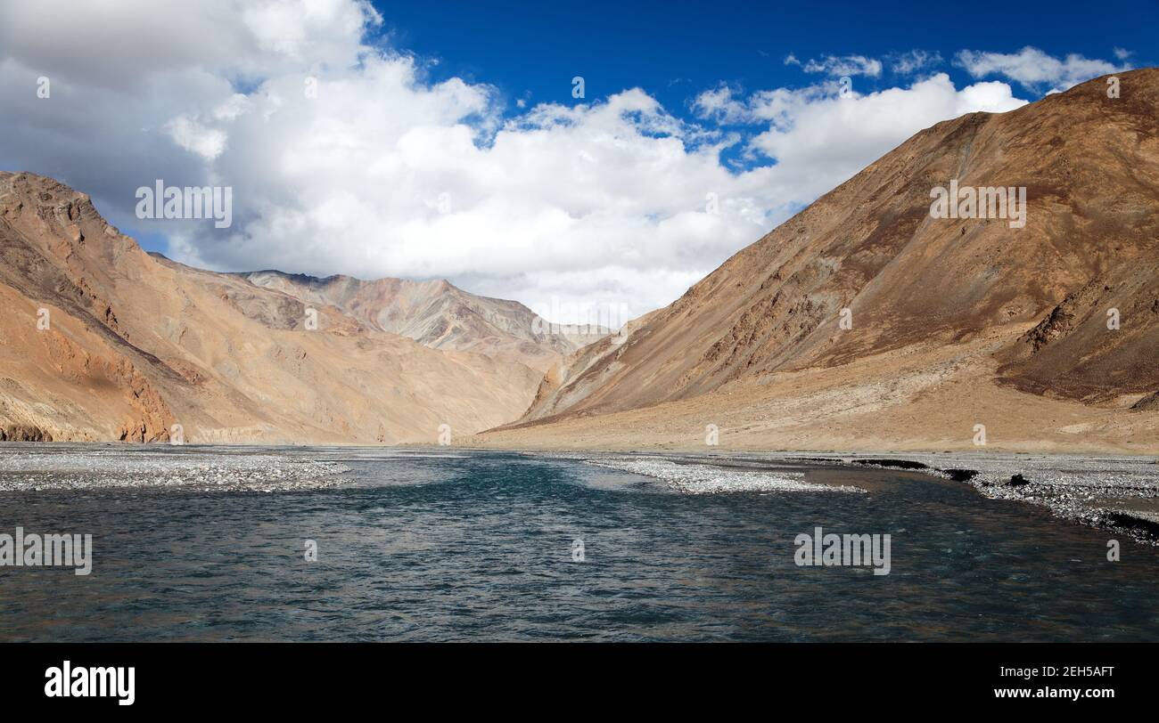 Blick vom indischen himalaya - Berg- und Flusstal - Weg nach Parang La und Takling la Pässe, Pässe von Ladakh nach Himachal Pradesh - Indien Stockfoto