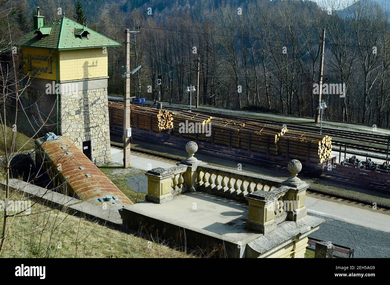 Österreich, Güterverkehr auf der Semmering-Bahn -älteste Bergbahn Europas und UNESCO-Weltkulturerbe Stockfoto