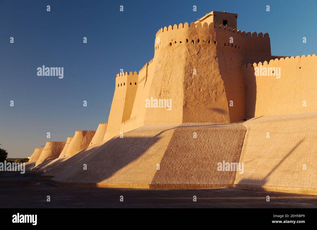 Mauer von Itchan Kala (Ichon Qala) - Chiwa (Chiva, Heva, Xiva, Chiwa, Khiveh) - Provinz Xorazm - Usbekistan - Stadt an der Seidenstraße Stockfoto