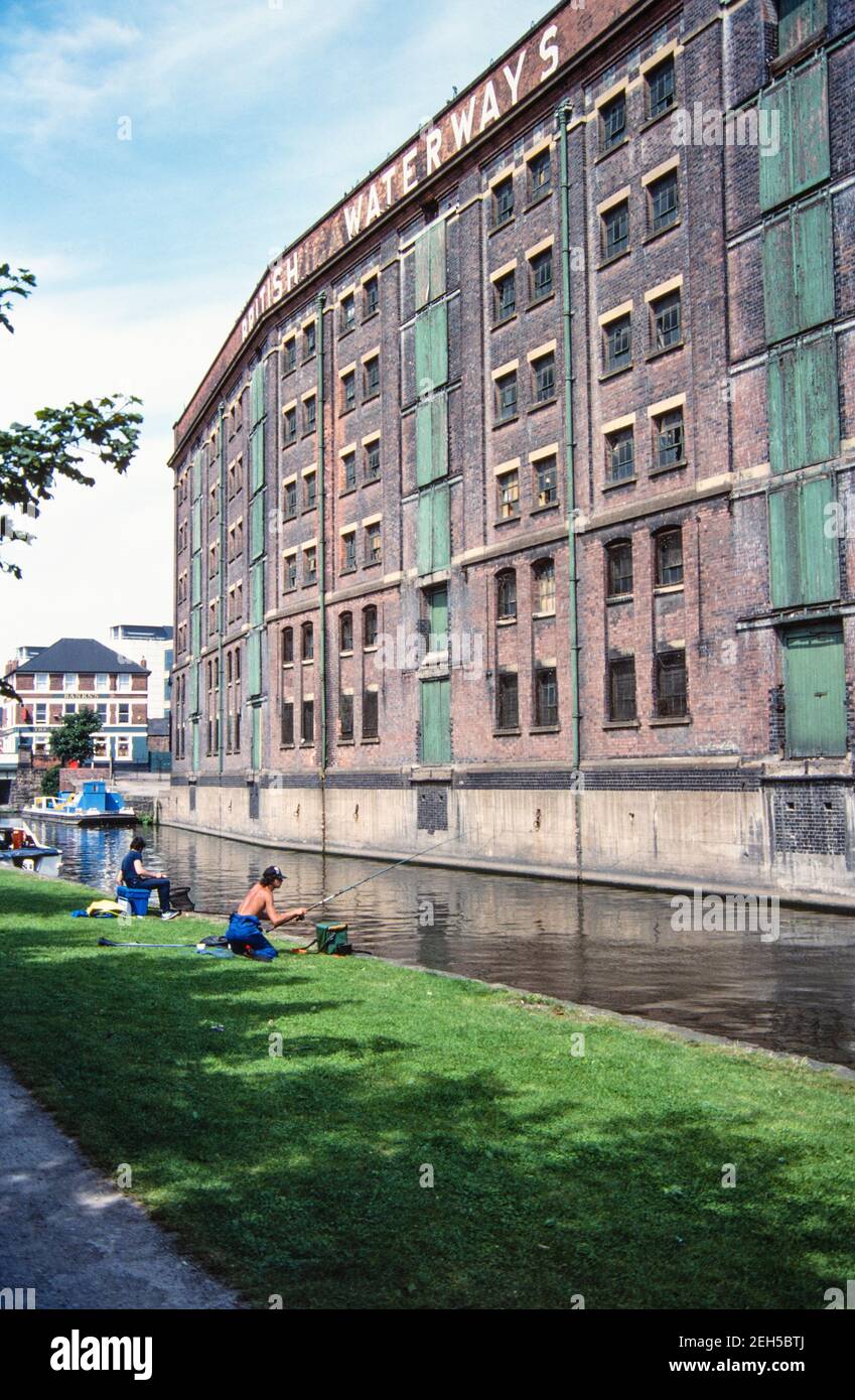 1988 Nottingham British Waterways Gebäude entlang des Kanals durch Nottingham Nottinghamshire England GB Großbritannien Europa. Das British Waterways Building, früher als das Lager der Trent Navigation Company bekannt, befindet sich am Nottingham Canal. Es ist ein denkmalgeschütztes Gebäude, das majestätisch über die Stadt blickt. Es wurde vor kurzem restauriert und dient derzeit als Luxus-Apartments Stockfoto