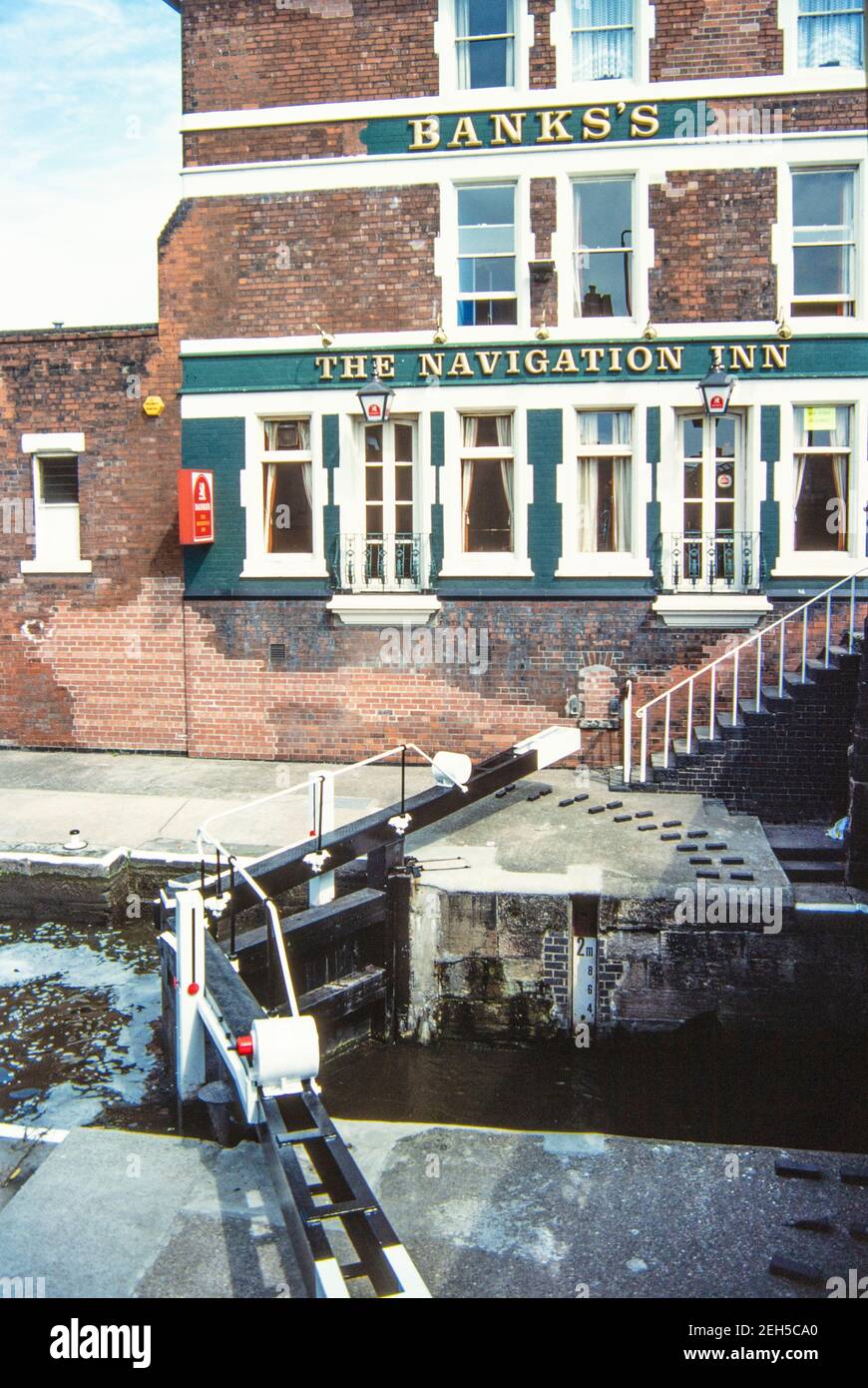 1988 Nottingham das öffentliche Gebäude des Navigation Inn entlang des Kanals durch Nottingham im august 1988. Der Pub befindet sich neben den Schleusentoren des Kanals. Es wurde umbenannt in die Navigation und serviert noch Lebensmittel und echte Ales durch den Kanal. Nottinghamshire England GB Großbritannien Europa Stockfoto