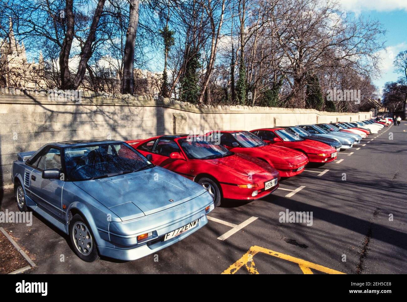1991 Peterborough - erste Jahreshauptversammlung des MR2 Drivers Club am Sonntag, 3. März 1991. Dieser Midship Runabout 2-Sitzer’ oder MR2 mit seinen scharfen, geraden Linien und Pop-up-Lichter, dieses Auto absolut ruft „80er ……. In jeder Hinsicht war das gut. Das war sehr viel, ein Auto der Zeit. Lots von mr2s in einer Linie sowohl MK1 und MK2 Autos Peterborough Cambridgeshire England GB UK Europa Stockfoto