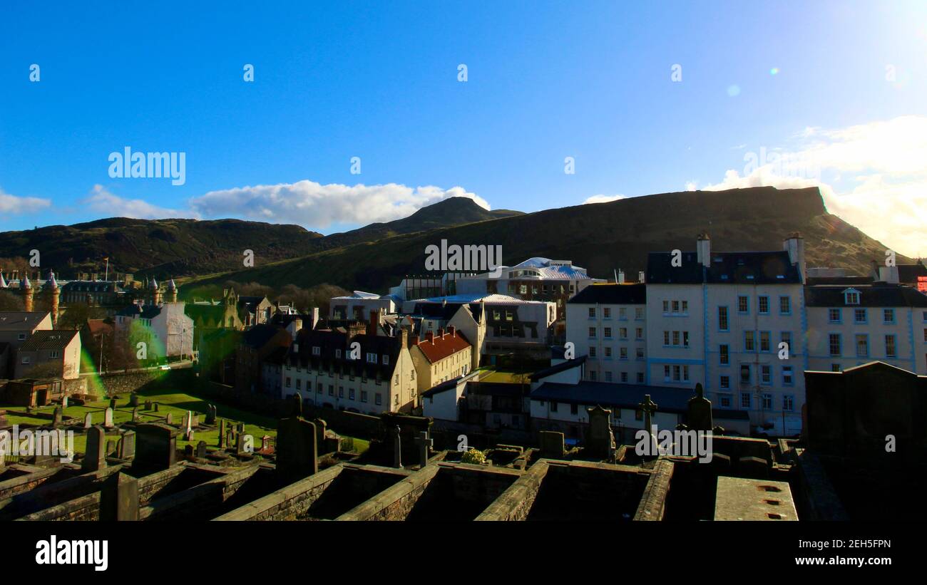 Panorama von Arthur’s Seat und Salisbury Crags mit Edinburgh Old Stadtgebäude Stockfoto