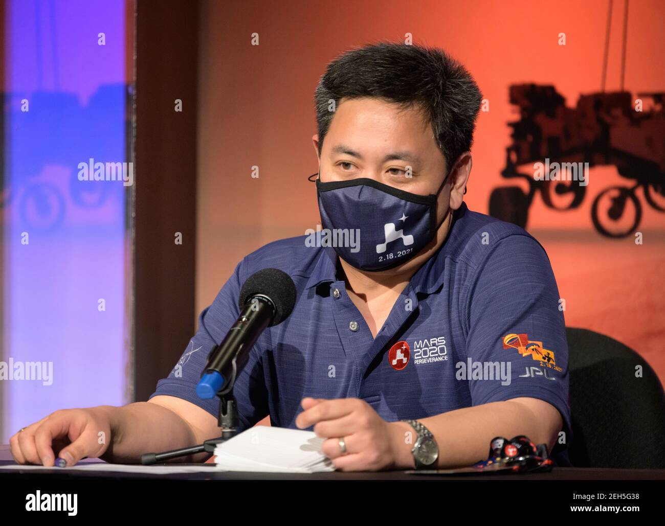 Pasadena, Vereinigte Staaten Von Amerika. Februar 2021, 18th. NASA Perseverance Entry, Descent und Landing Lead, JPL, Allen Chen, Bemerkungen während einer Pressekonferenz nach der Landung im NASA Jet Propulsion Laboratory am 18. Februar 2021 in Pasadena, Kalifornien. Der Perseverance Mars Rover landete erfolgreich und begann sofort, Daten zurück zur Erde zu senden. Quelle: Planetpix/Alamy Live News Stockfoto
