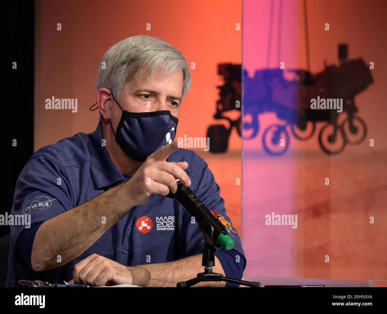 Mars 2020 Deputy Project Manager Matt Wallace, Bemerkungen während einer Pressekonferenz nach der Landung im NASA Jet Propulsion Laboratory am 18. Februar 2021 in Pasadena, Kalifornien. Der Perseverance Mars Rover landete erfolgreich und begann sofort, Daten zurück zur Erde zu senden. Stockfoto