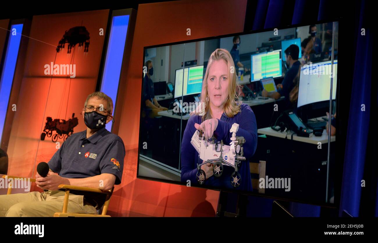Pasadena, Vereinigte Staaten Von Amerika. Februar 2021, 18th. Perseverance Deputy Project Manager, JPL, Jennifer Trosper, rechter Monitor, während einer Pressekonferenz nach der Landung im NASA Jet Propulsion Laboratory am 18. Februar 2021 in Pasadena, Kalifornien. Der Perseverance Mars Rover landete erfolgreich und begann sofort, Daten zurück zur Erde zu senden. Quelle: Planetpix/Alamy Live News Stockfoto