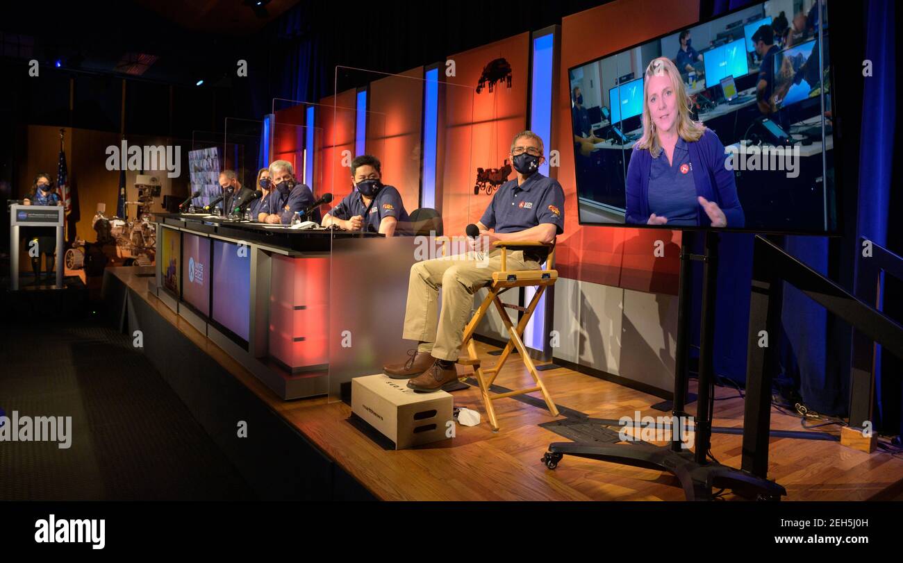 Pasadena, Vereinigte Staaten Von Amerika. Februar 2021, 18th. Perseverance Deputy Project Manager, JPL, Jennifer Trosper, rechter Monitor, während einer Pressekonferenz nach der Landung im NASA Jet Propulsion Laboratory am 18. Februar 2021 in Pasadena, Kalifornien. Der Perseverance Mars Rover landete erfolgreich und begann sofort, Daten zurück zur Erde zu senden. Quelle: Planetpix/Alamy Live News Stockfoto