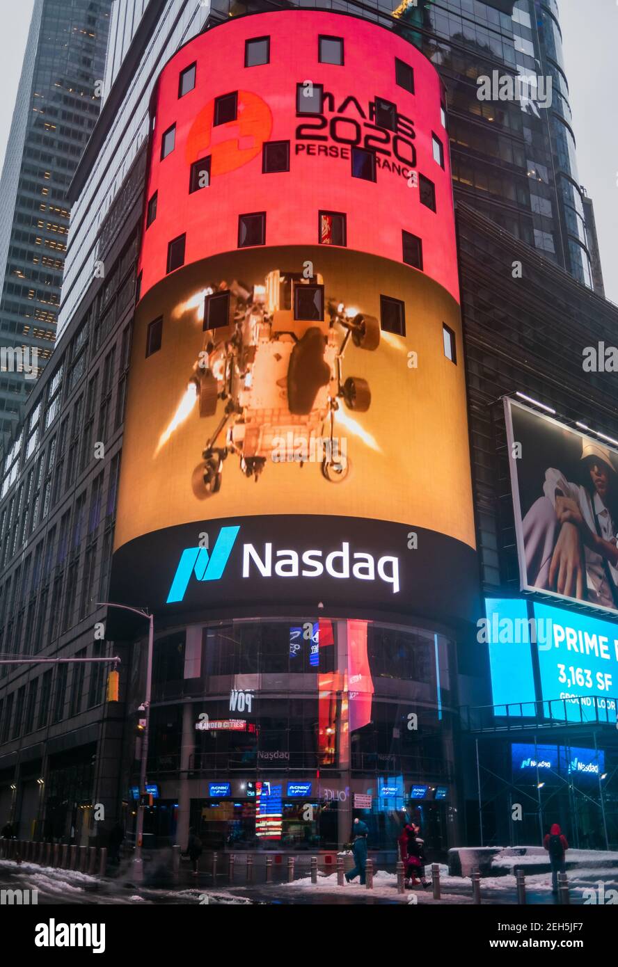 New York, USA. Februar 2021, 18th. Das Nachrichtenbanner auf dem Nasdaq MarketSite Videoboard feiert die erfolgreiche Landung des NASA Mars Perseverance Rover auf der Oberfläche des Roten Planeten 18. Februar 2021 in New York City, New York. Beharrlichkeit wird nach Zeichen des alten mikrobiellen Lebens suchen. Quelle: Planetpix/Alamy Live News Stockfoto