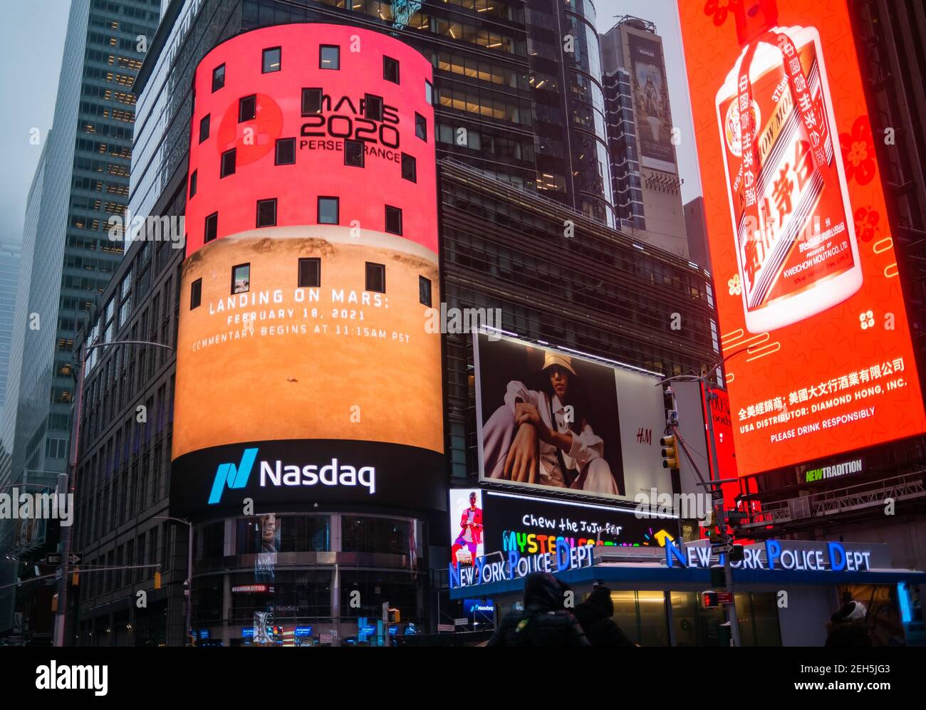 New York, USA. Februar 2021, 18th. Das Nachrichtenbanner auf dem Nasdaq MarketSite Videoboard feiert die erfolgreiche Landung des NASA Mars Perseverance Rover auf der Oberfläche des Roten Planeten 18. Februar 2021 in New York City, New York. Beharrlichkeit wird nach Zeichen des alten mikrobiellen Lebens suchen. Quelle: Planetpix/Alamy Live News Stockfoto