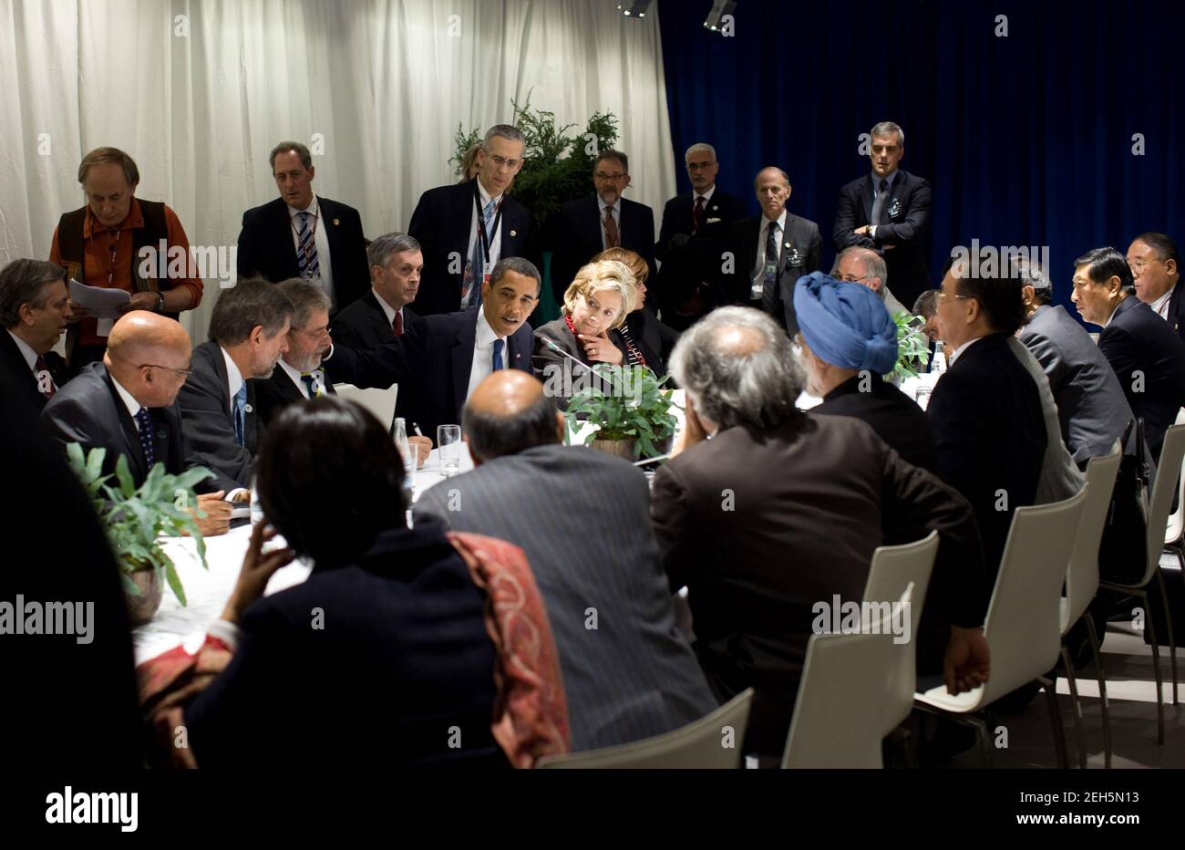 Präsident Barack Obama spricht während eines multilateralen Treffens mit dem chinesischen Premierminister Wen Jiabao, dem brasilianischen Präsidenten Lula da Silva, dem indischen Premierminister Manmohan Singh und dem südafrikanischen Präsidenten Jacob Zuma während der UN-Klimakonferenz in Kopenhagen, Dänemark, am 18. Dezember 2009. Stockfoto