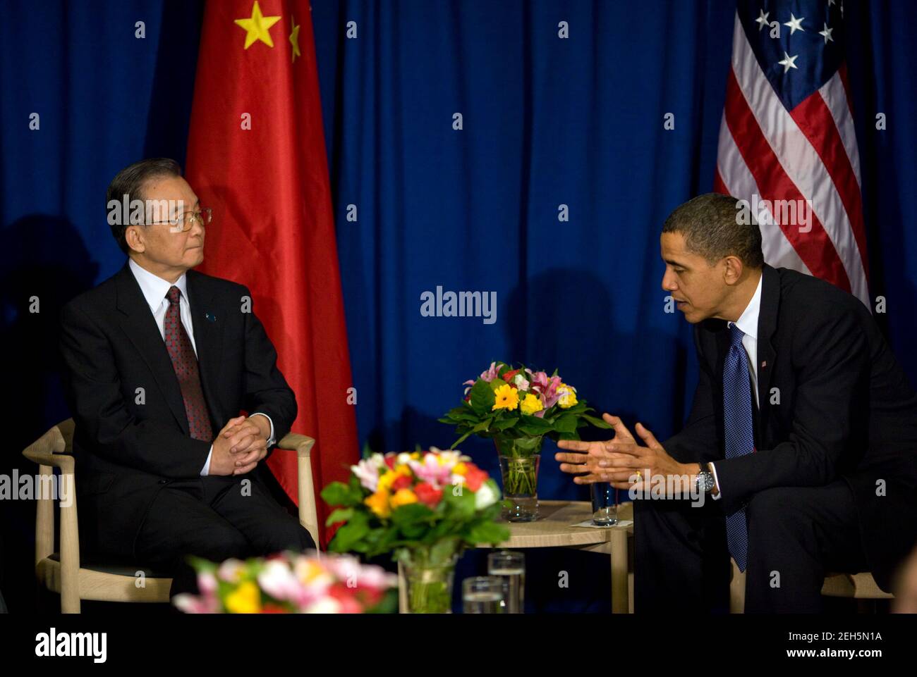 Präsident Barack Obama trifft sich mit dem chinesischen Premierminister Wen Jiabao während einer bilateralen Konferenz auf der UN-Klimakonferenz in Kopenhagen, Dänemark, am 18. Dezember 2009. Stockfoto