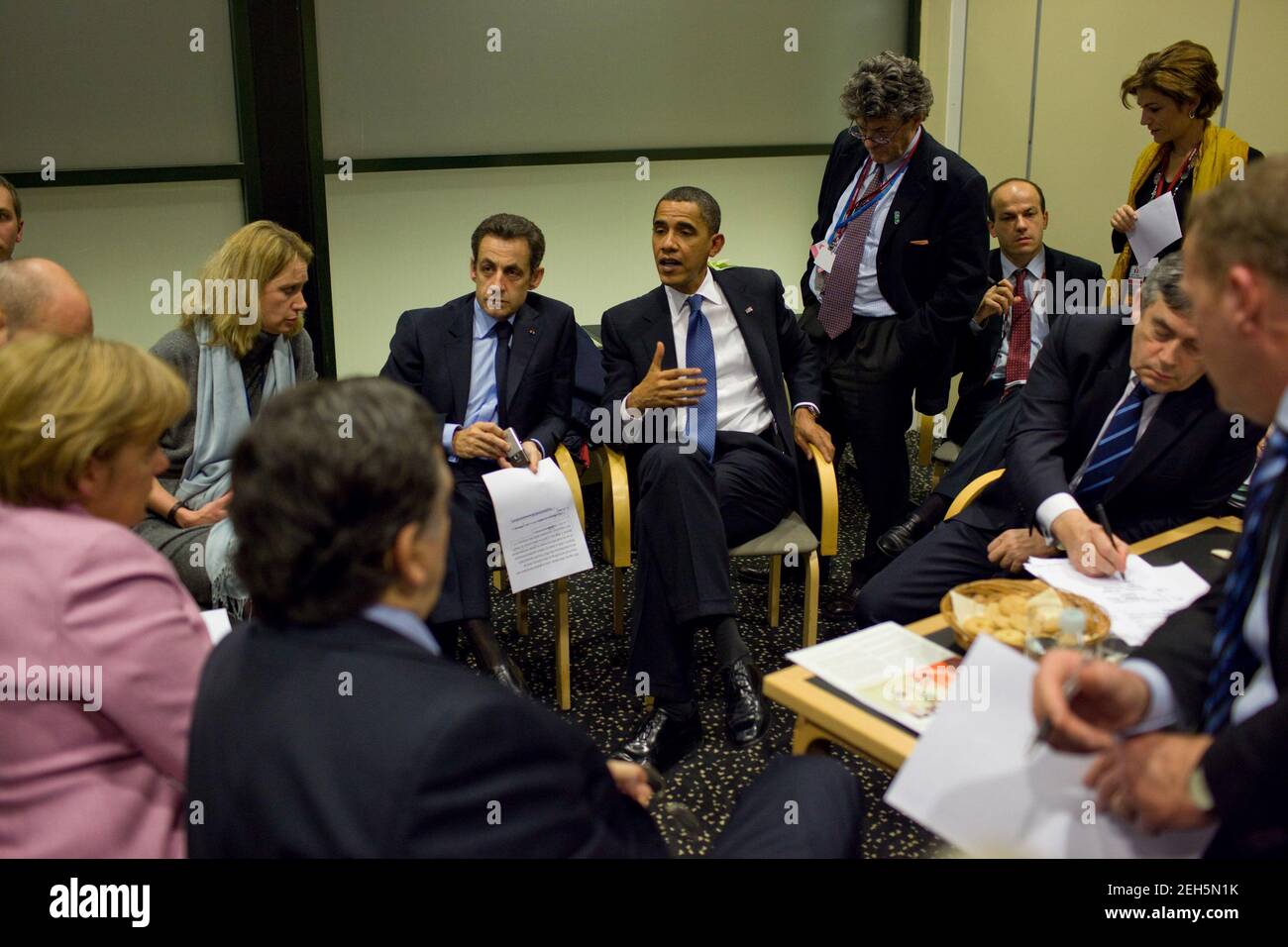 Präsident Barack Obama informiert die europäischen Staats- und Regierungschefs, darunter den britischen Premierminister Gordon Brown, den französischen Präsidenten Nicolas Sarkozy, den schwedischen Premierminister Fredrik Reinfeldt, die deutsche Bundeskanzlerin Angela Merkel, den Präsidenten der Europäischen Union, José Manuel Barroso, Und der dänische Ministerpräsident Lars L. Rasmussen nach einem multilateralen Treffen auf der UN-Klimakonferenz in Kopenhagen, Dänemark, am 18. Dezember 2009. Stockfoto