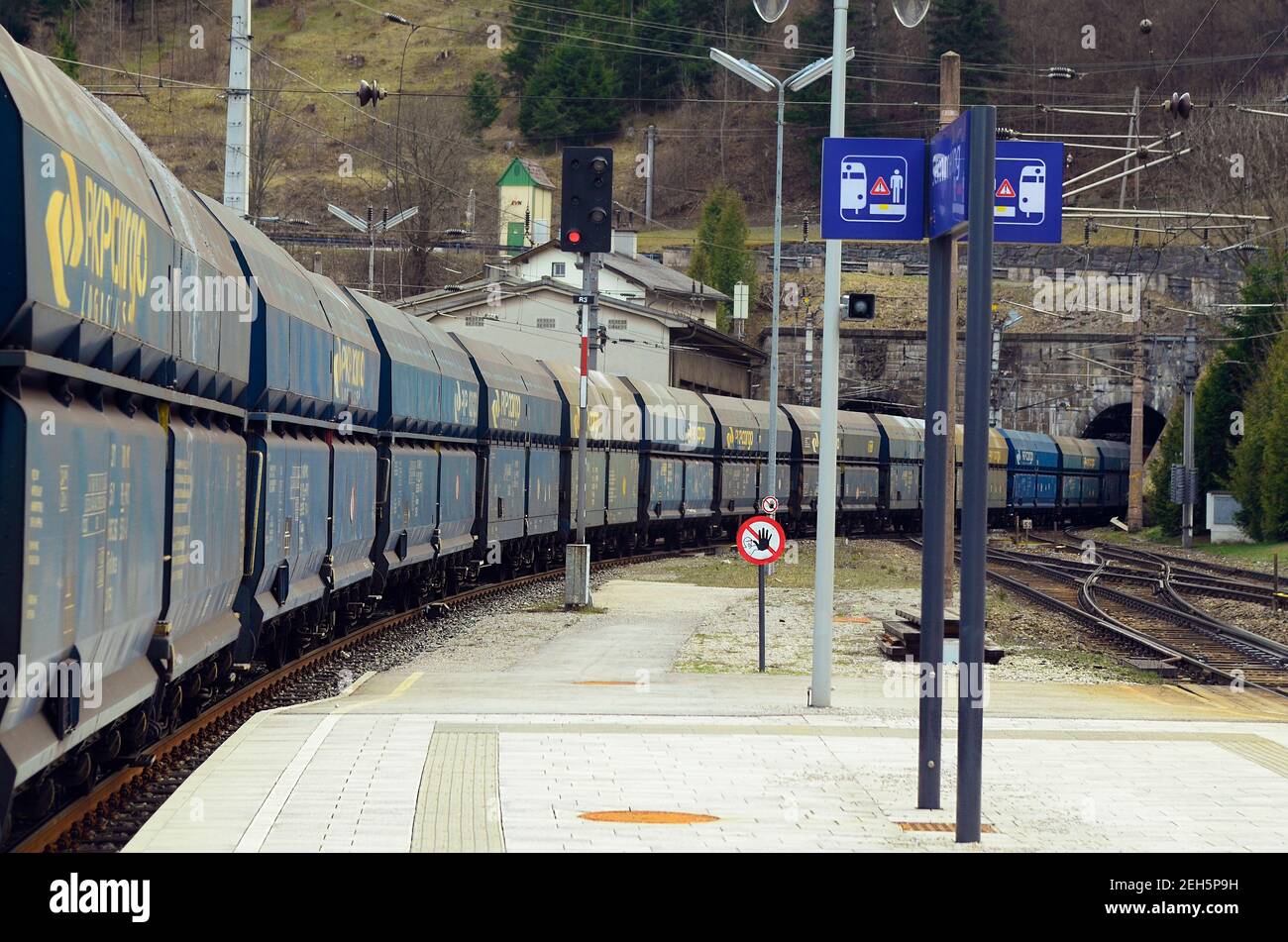 Semmering, Österreich - 22. März 2014: Güterverkehr auf der Semmering-Bahn - älteste Bergbahn Europas und UNESCO-Weltkulturerbe Stockfoto