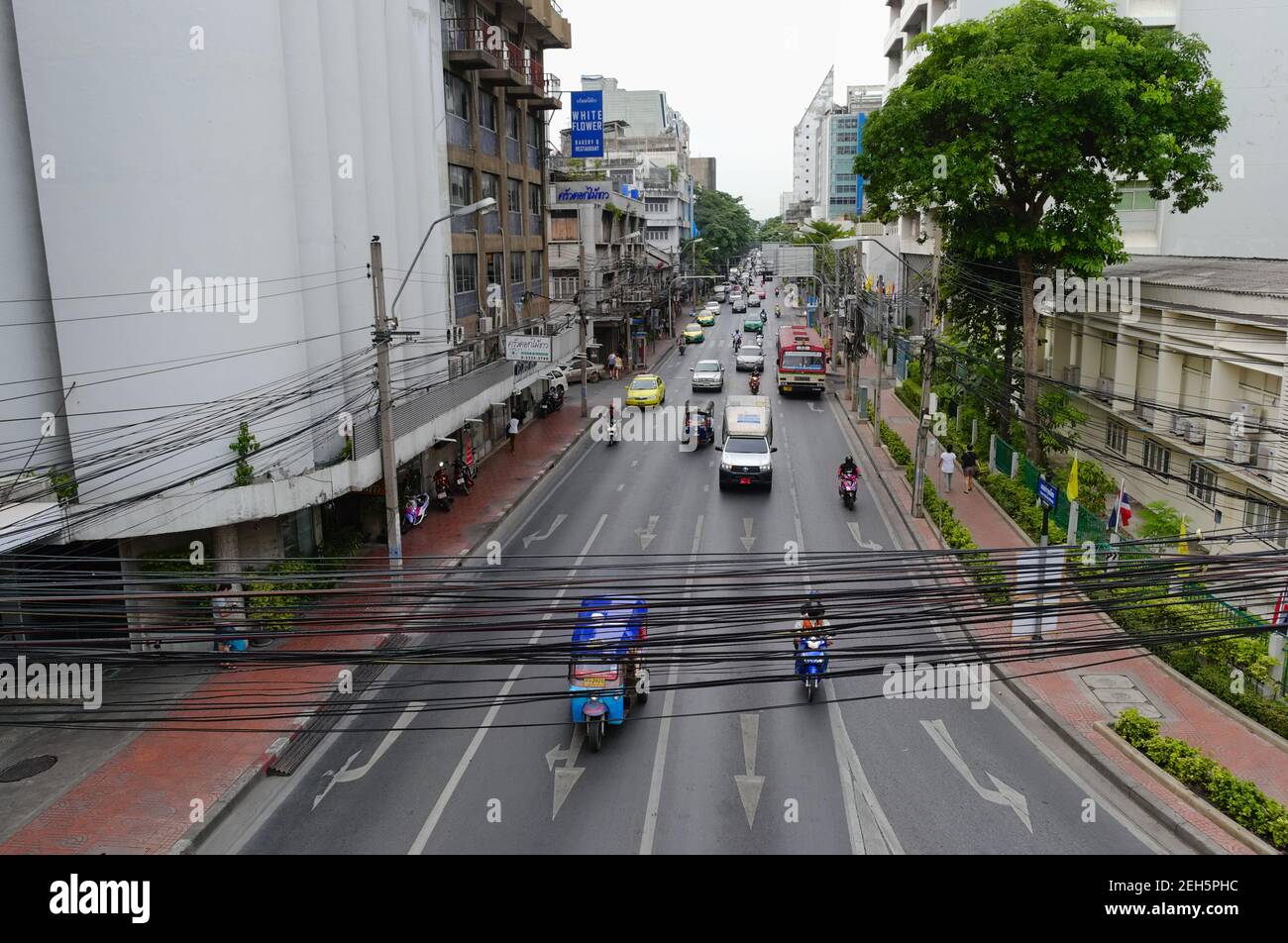 Bangkok, Thailand, Dezember, 2015: Luftaufnahme zum Straßenverkehr auf der Straße. Bündel von Drähten auf einem Vordergrund. Stockfoto