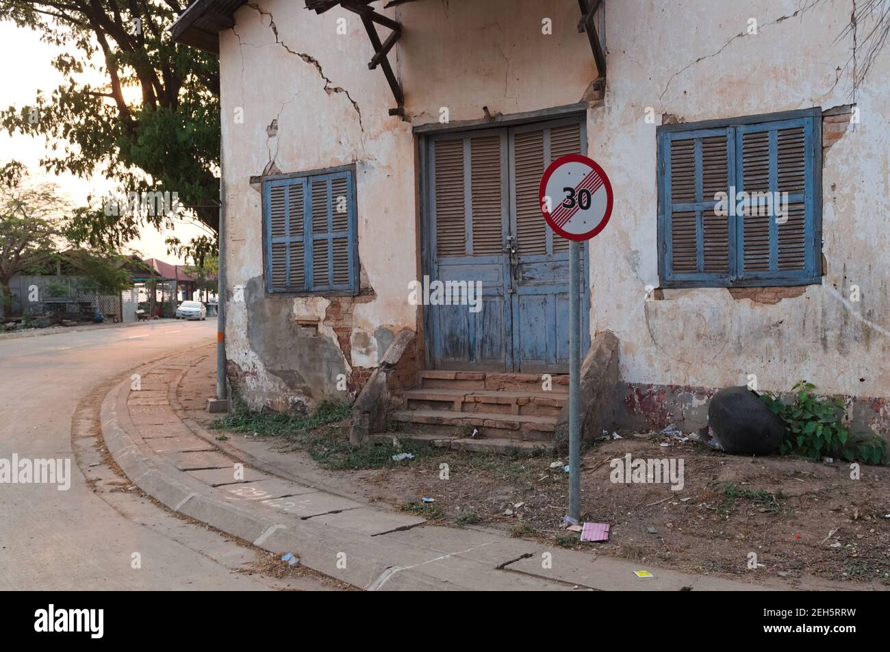 Geschwindigkeitsbegrenzungszeichen von 30 km pro Stunde entlang der Straße - Thak Hek - Laos Stockfoto