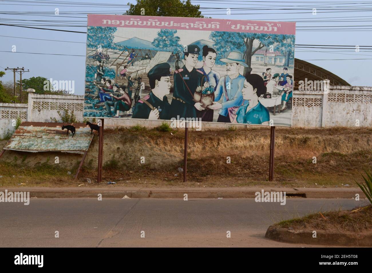 Thak Hek, Laos - April, 2015: Große Banner mit Zeichnung der kommunistischen Propaganda entlang der Straße Stockfoto