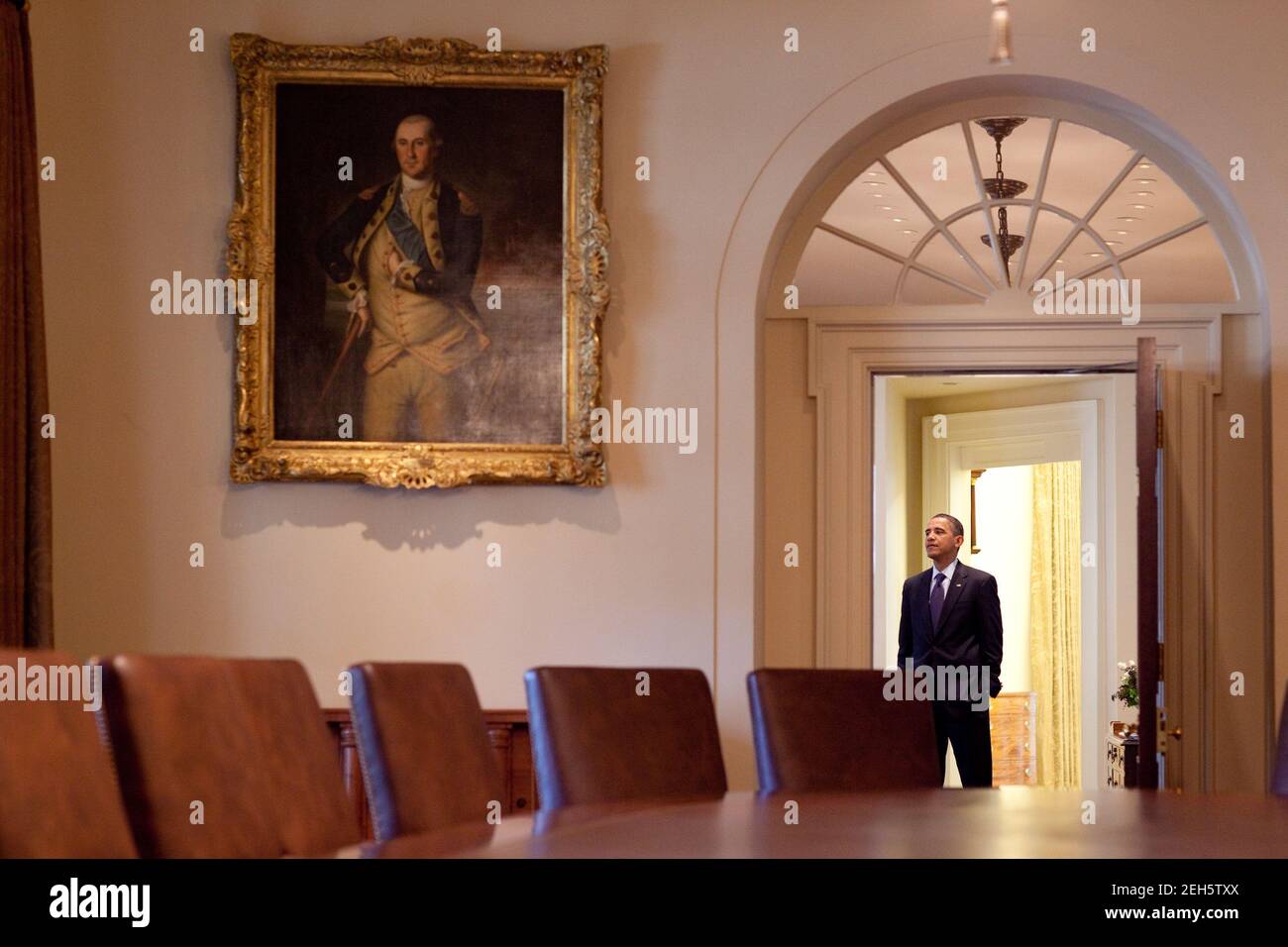 Präsident Barack Obama steht im Outer Oval Office, vom Kabinettsaal des Weißen Hauses aus gesehen, 7. Januar 2010. Stockfoto
