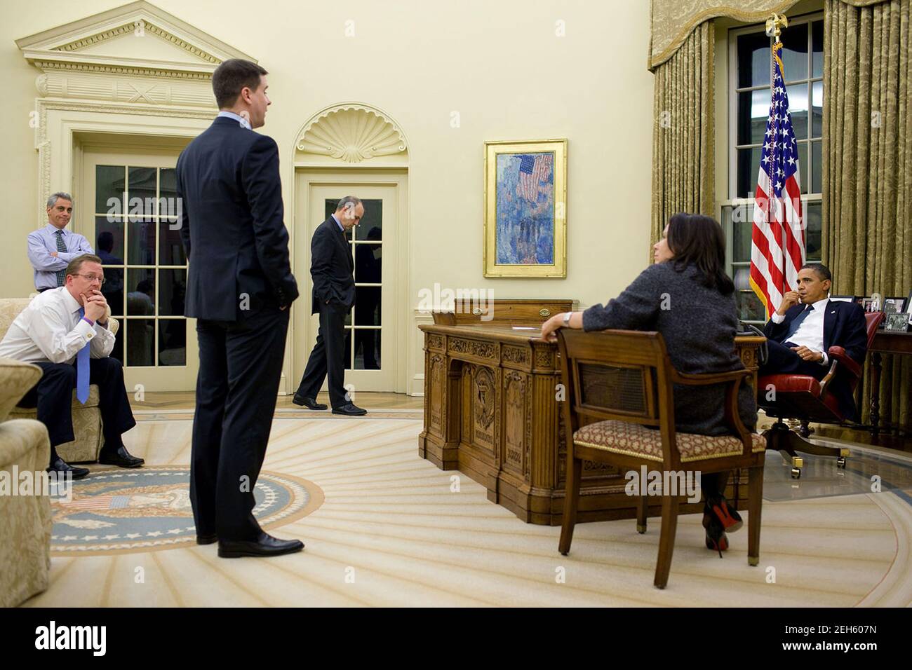 Präsident Barack Obama trifft sich mit hochrangigen Beratern zur Gesundheitsstrategie im Oval Office, 20. Januar 2010. Von links sind der Stabschef Rahm Emanuel, der Pressesekretär Robert Gibbs, Kommunikationsdirektor Dan Pfeiffer, Phil Schiliro, Assistent des Präsidenten für Legislative Angelegenheiten, und Nancy-Ann DeParle, Direktorin des Büros des Weißen Hauses für Gesundheitsreform, anwesend. Stockfoto