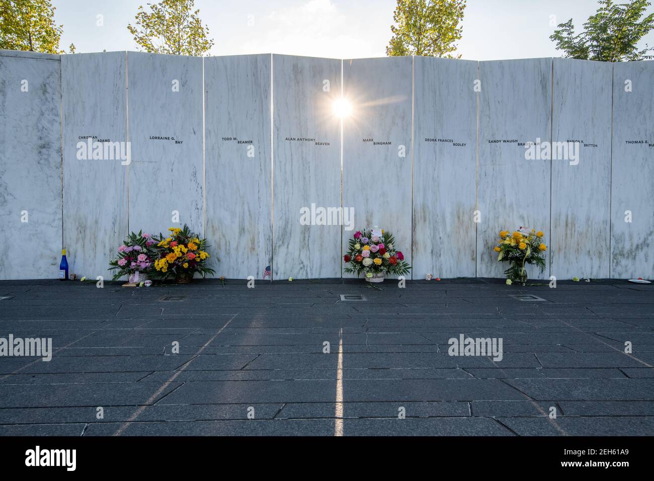 Blumen vor den Namen derer, die im Flight 93 Memorial, Shanksville, PA, gestorben sind Stockfoto