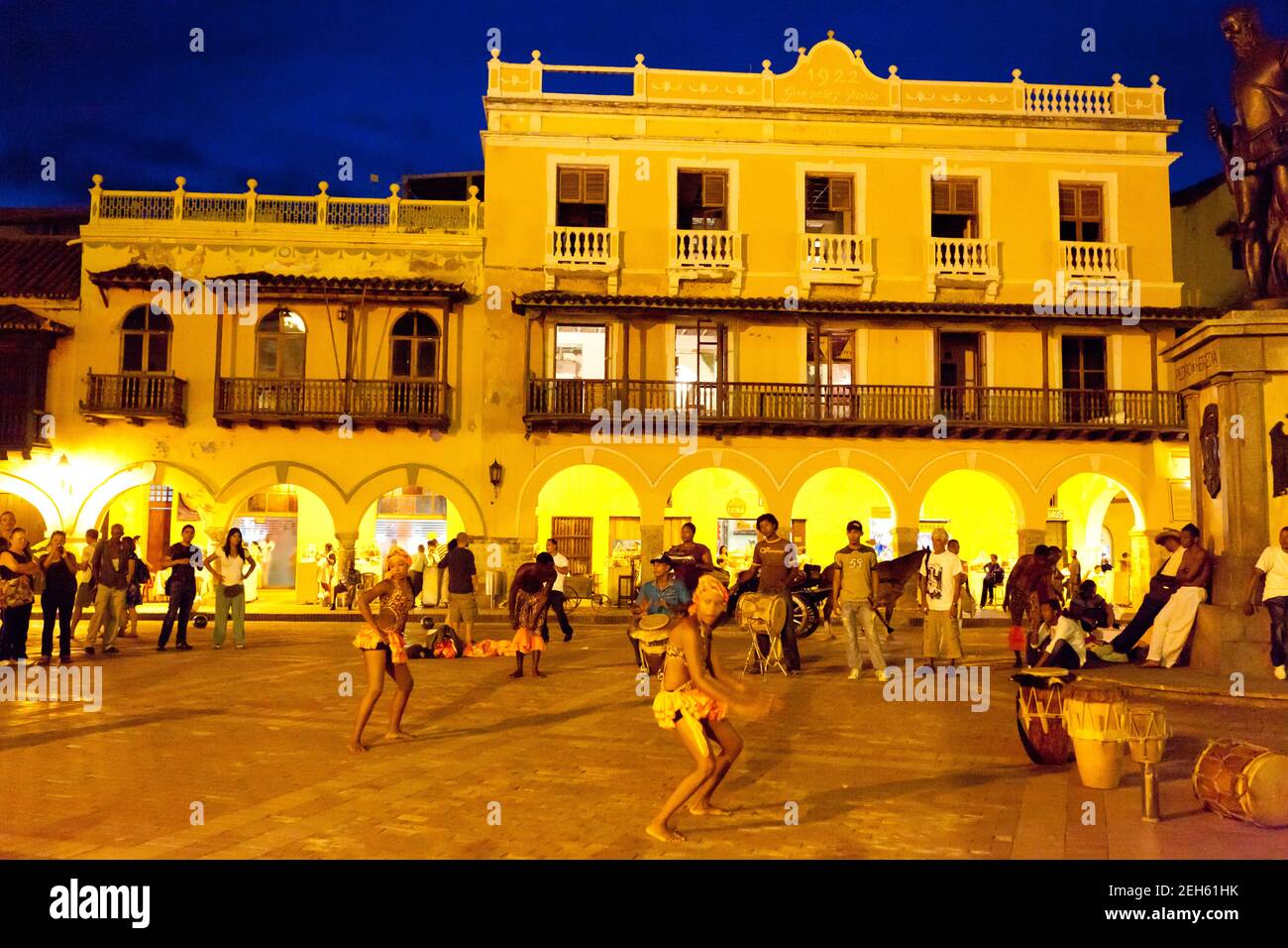 Colombia Cartagena Tanzaufführung am Plaza De Los Coches in der Altstadt in der Abenddämmerung. Stockfoto