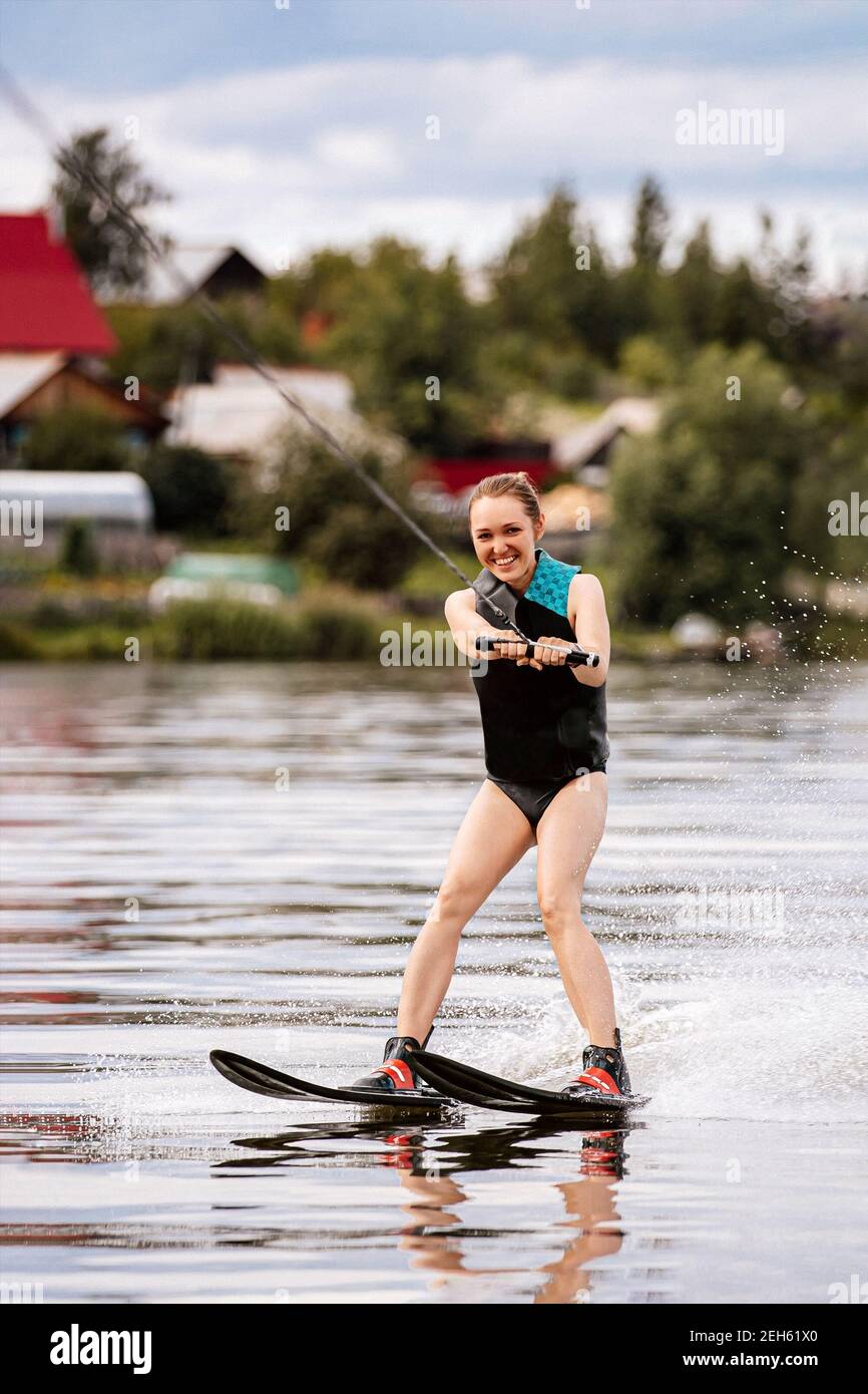 Junge Frau auf Wasserski im Sommer See Stockfoto