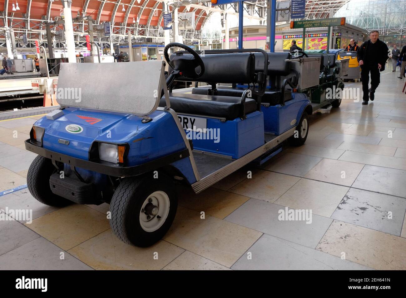 Network Rail Personenverkehr Fahrt für ältere behinderte Passagiere, großbritannien Stockfoto