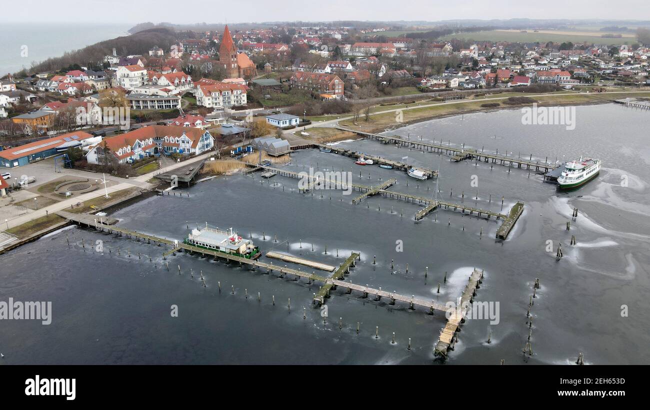 Rerik, Deutschland. Februar 2021, 19th. Der Salzhaff an der Ostsee (links) ist noch fest im Griff des Eises. Das Tauwetter des vergangenen Tages hat ihn noch nicht getroffen. (Luftbild mit Drohne /Copter) Quelle: Bernd Wüstneck/dpa-Zentralbild/ZB/dpa/Alamy Live News Stockfoto