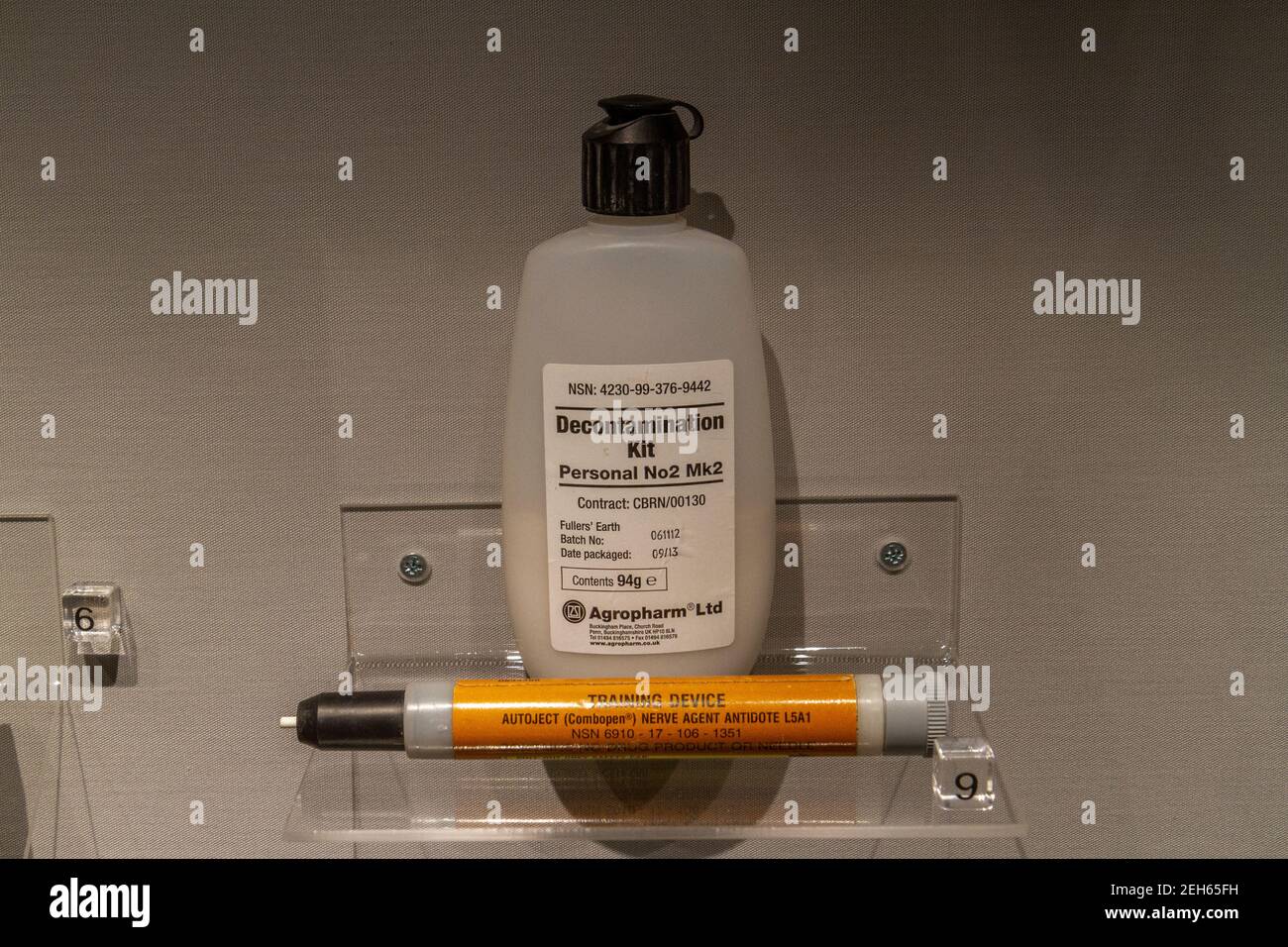 Dekontaminationspulver & Gegengift im REME Museum, Lyneham, Wiltshire, Großbritannien. Stockfoto Dekontaminationspulver & Gegengift im REME Museum, Lyneham, Wiltshire, Großbritannien. Stockfoto