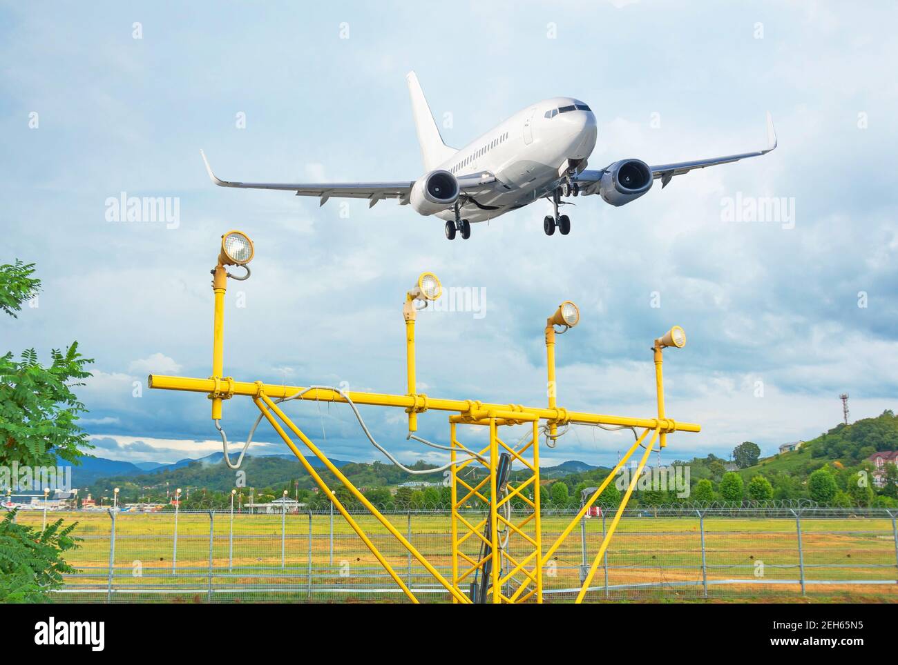 Jet Flugzeug Flughafen Runway Lichter bei Sonnenuntergang im Flughafen Schiphol, Niederlande Stockfoto