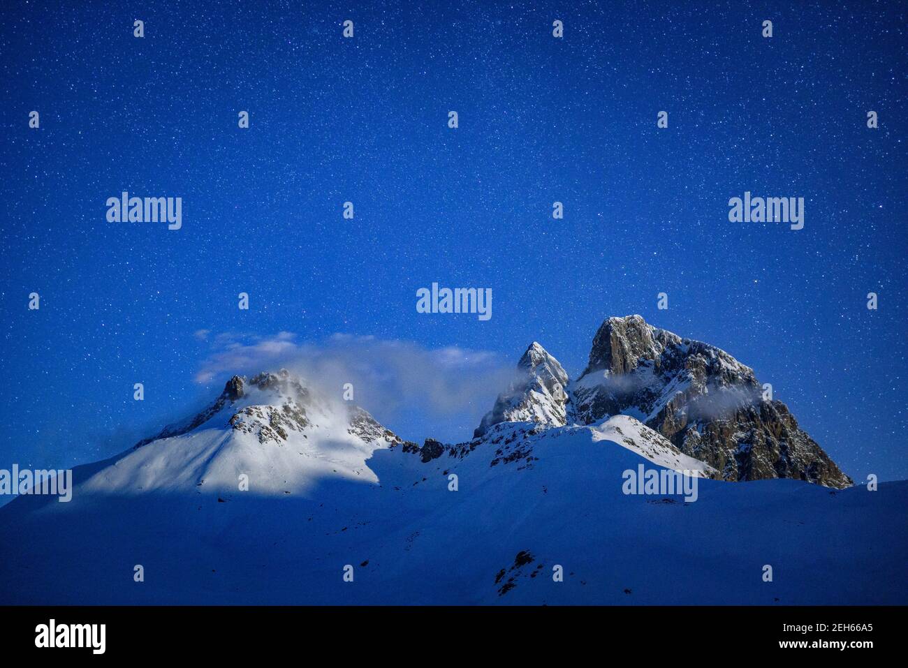 Bergpass Portalet und der Pic du Midi d'Ossau in einer Winternacht (Pyrénées Atlantiques, Frankreich) Stockfoto