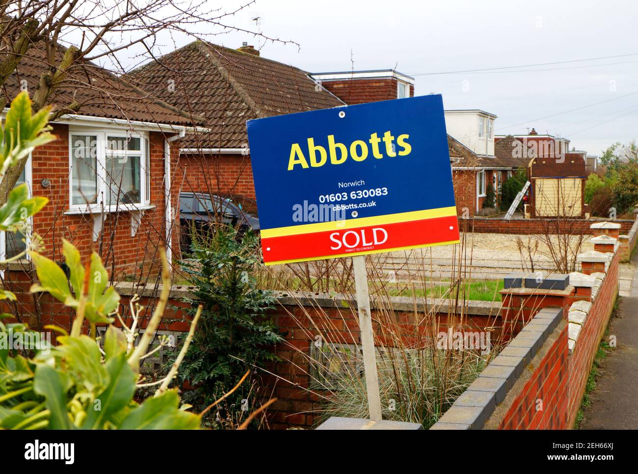 Ein Immobilienmakler verkauft Zeichen außerhalb einer Immobilie in einem Wohngebiet von Hellesdon, Norfolk, England, Vereinigtes Königreich. Stockfoto