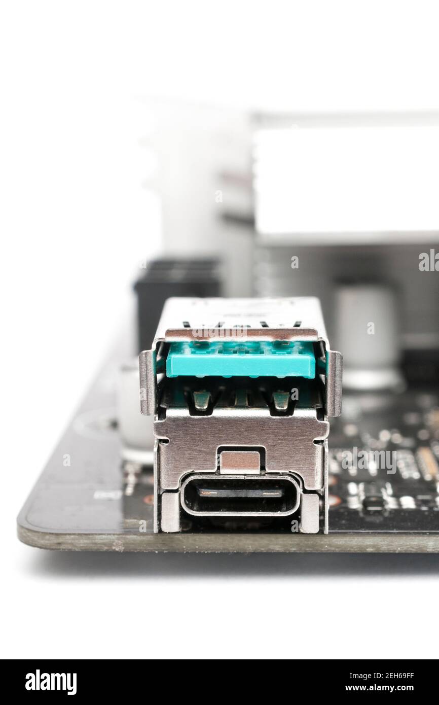 USB 3,1 Typ-A- und Typ-C-Anschlüsse auf der Hauptplatine eines Computers Auf weißem Hintergrund Stockfoto