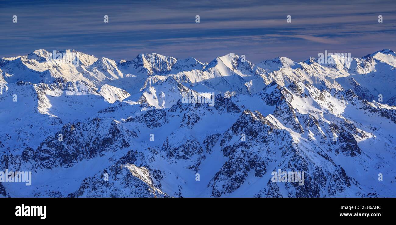 Winteruntergang vom Observatorium Pic du Midi de Bigorre (Pyrenäen, Frankreich). Im Hintergrund Posets Peak, in Aragon (Spanien) Stockfoto