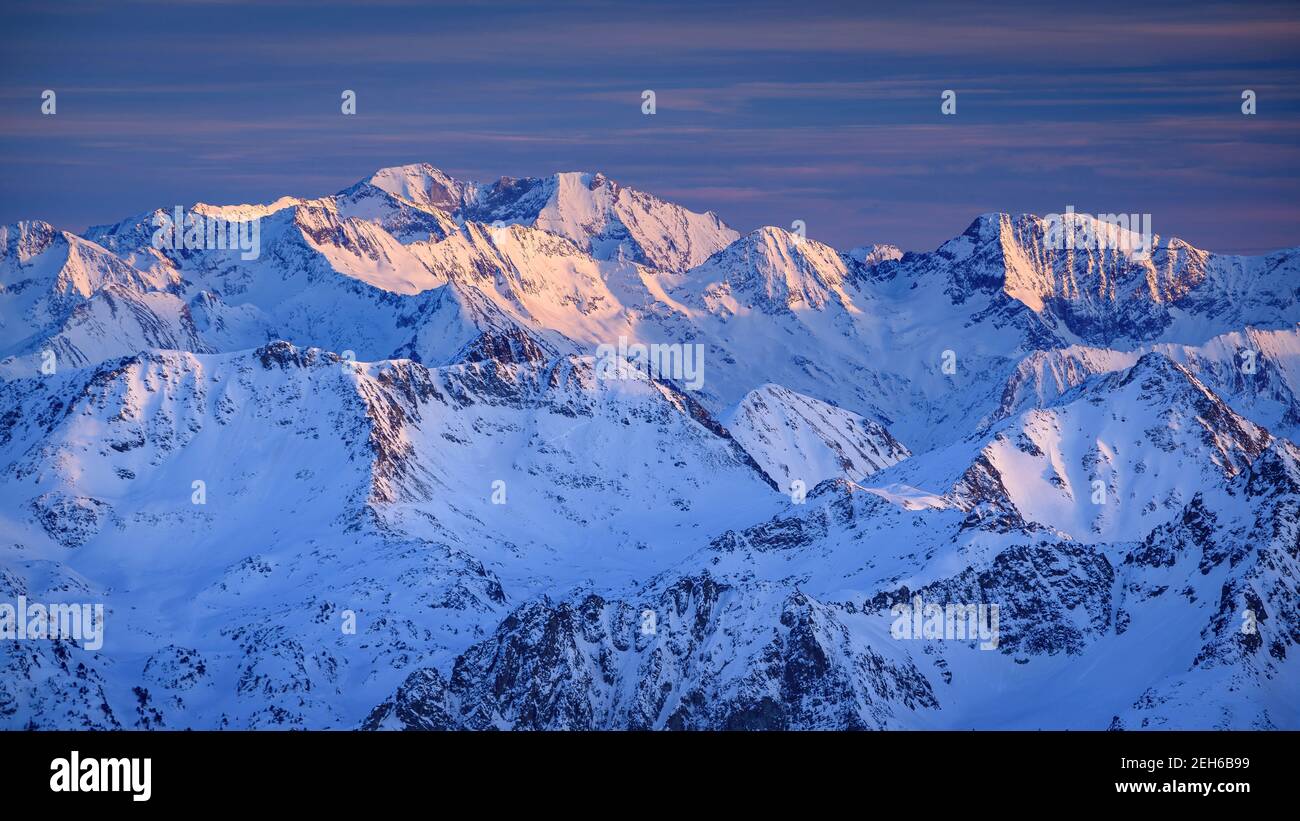 Winteruntergang vom Observatorium Pic du Midi de Bigorre (Pyrenäen, Frankreich). Im Hintergrund Posets Peak, in Aragon (Spanien) Stockfoto