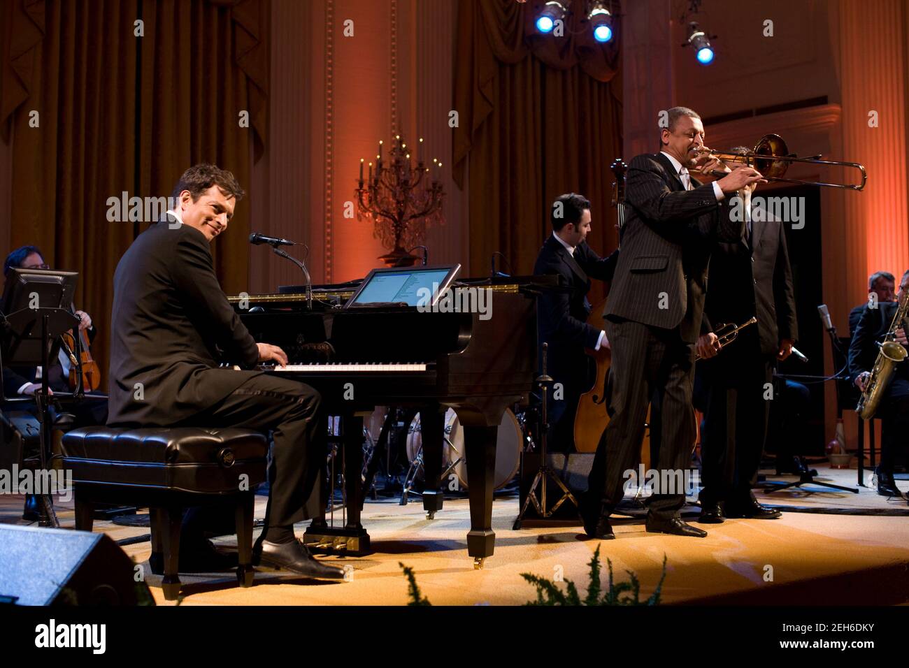Harry Connick Jr. und seine Big Band treten beim Governors Ball im East Room des Weißen Hauses am 21. Februar 2010 auf. Stockfoto