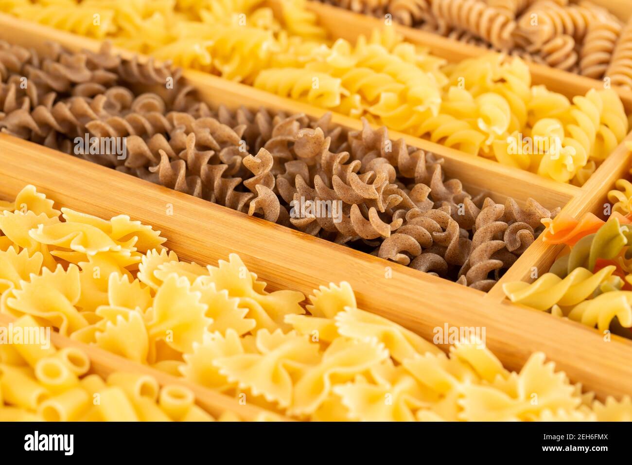 Verschiedene Arten von italienischen Pasta in der Holzbox. Stockfoto