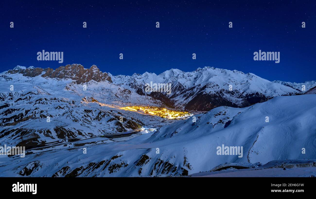 Skistation Formigal und Tena-Tal in einer Winternacht (Aragon, Pyrenäen, Spanien) Stockfoto