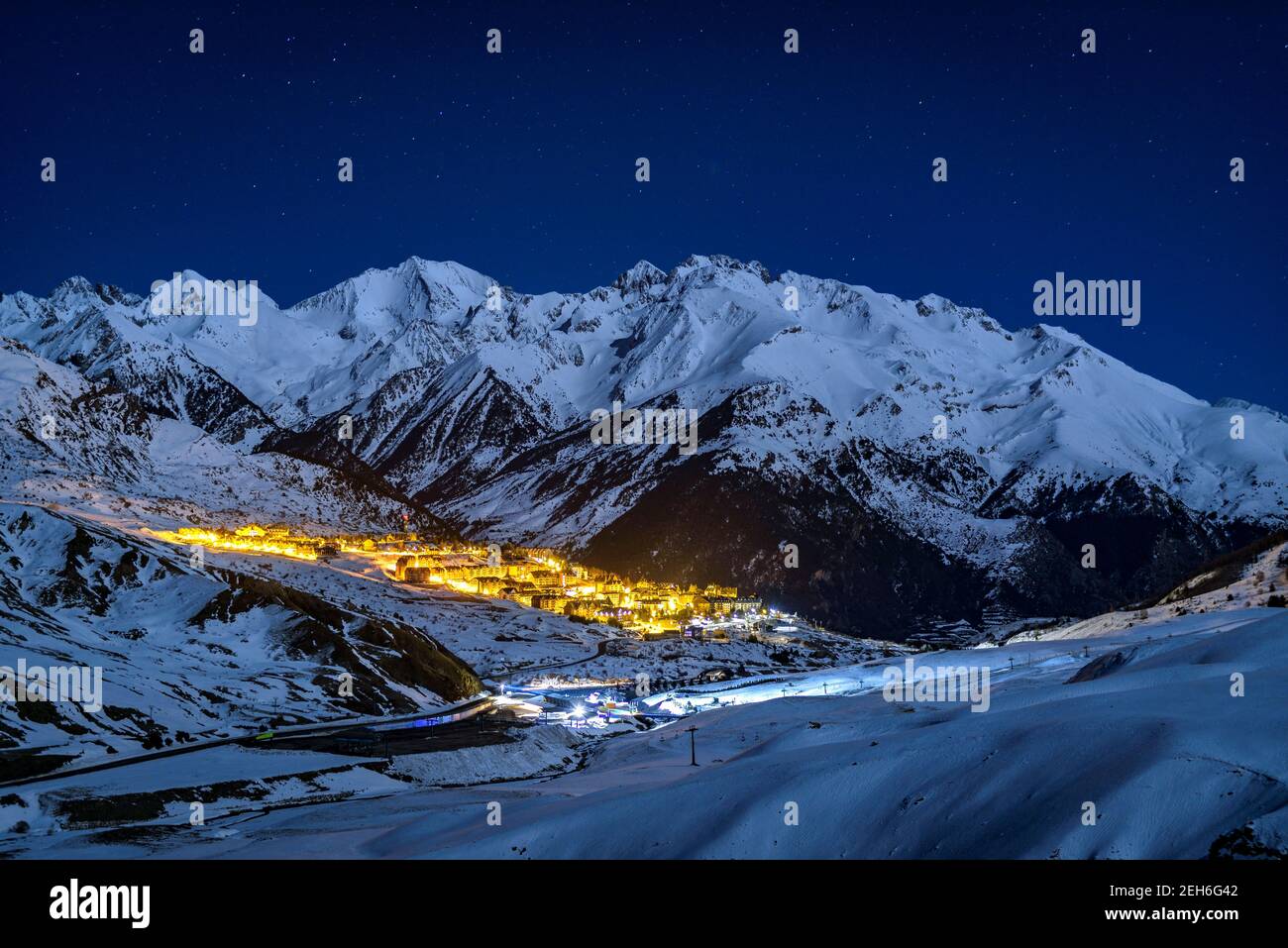 Skistation Formigal und Tena-Tal in einer Winternacht (Aragon, Pyrenäen, Spanien) Stockfoto