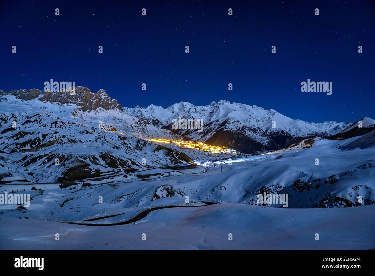 Skistation Formigal und Tena-Tal in einer Winternacht (Aragon, Pyrenäen, Spanien) Stockfoto
