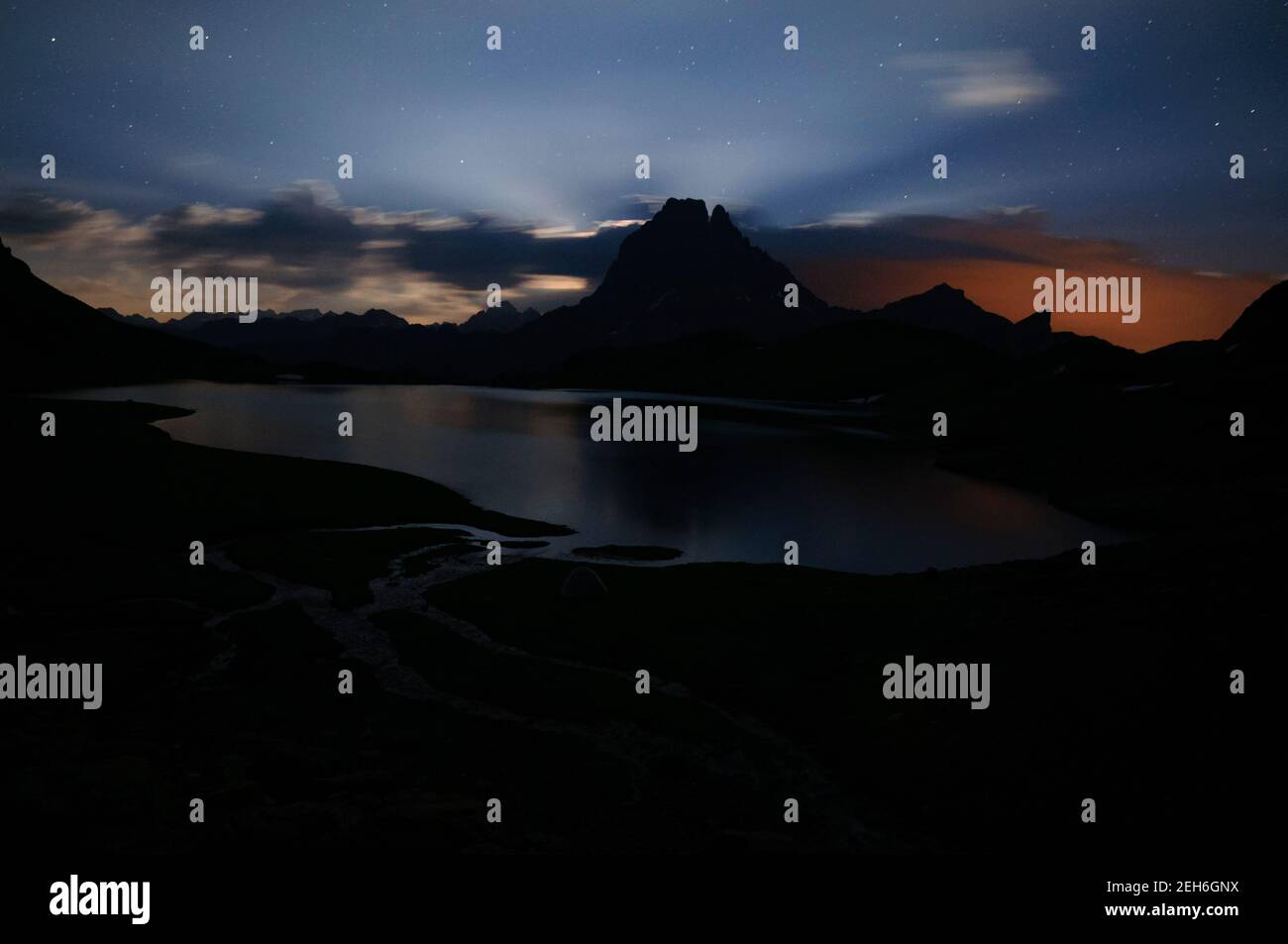 Mondschein über dem Pic du Midi d'Ossau und dem Gentau See (Pyrénés Atlantiques, Pyrenäen, Frankreich) ESP: Luz de Luna sobre el Pic du Midi d'Ossau Stockfoto