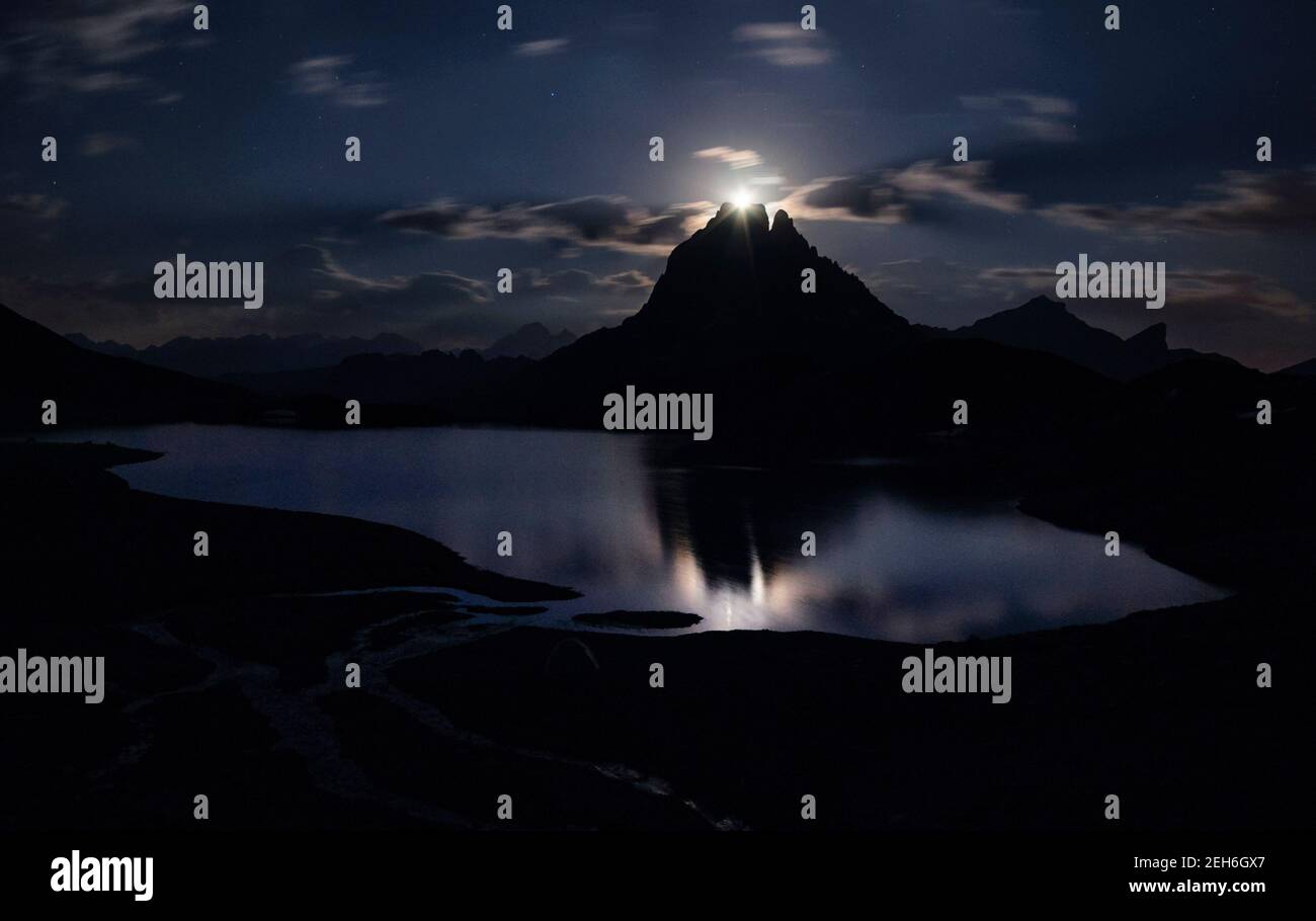 Mondschein über dem Pic du Midi d'Ossau und dem Gentau See (Pyrénés Atlantiques, Pyrenäen, Frankreich) ESP: Luz de Luna sobre el Pic du Midi d'Ossau Stockfoto