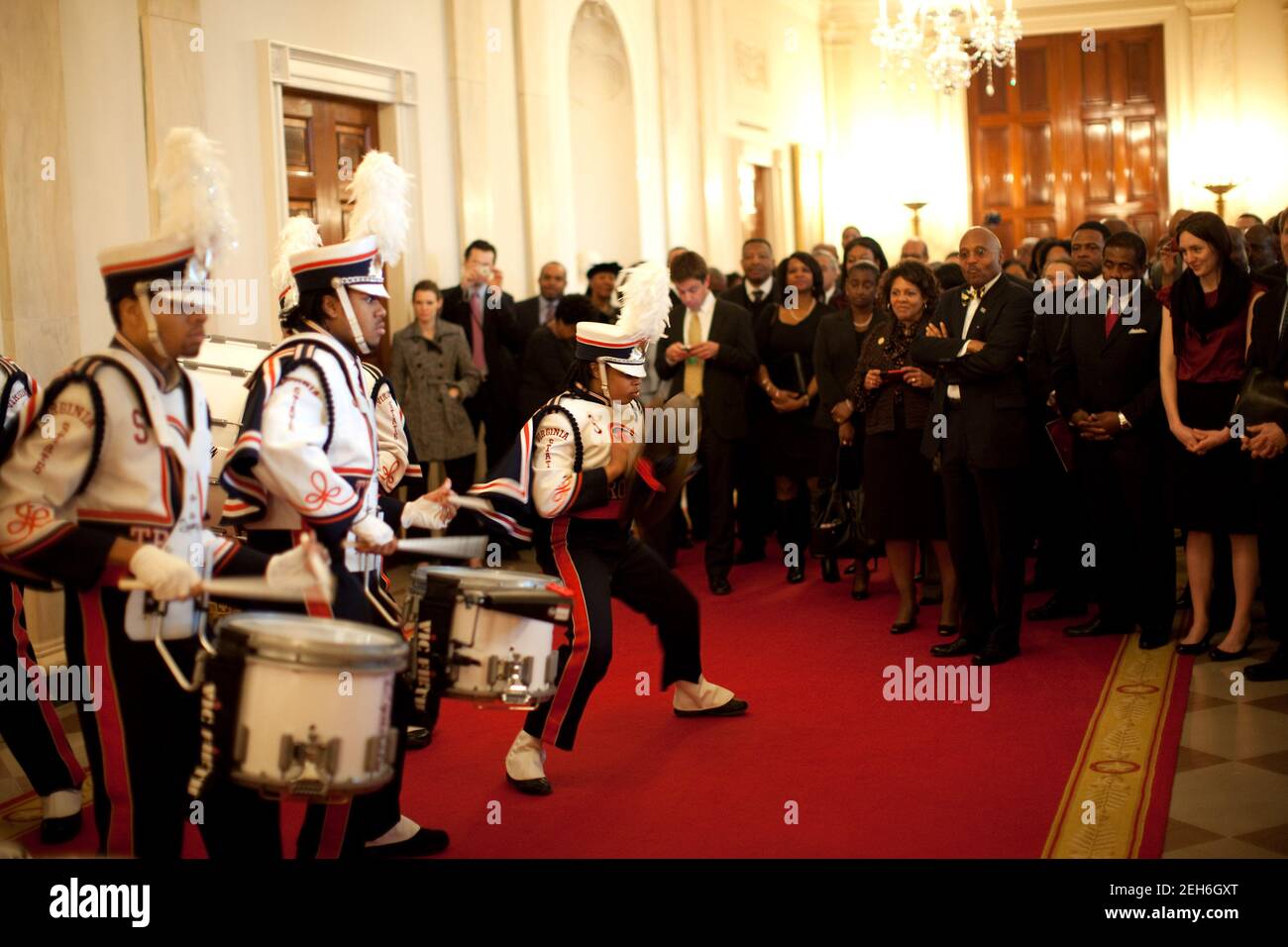 Mitglieder der Trojanischen Explosions-Trommellinie der Virginia State University treten in der Cross Hall des Weißen Hauses am 26. Februar 2010 auf, bevor Präsident Barack Obama einen Executive Order unterzeichnete, der Exzellenz, Innovation und Nachhaltigkeit an historisch schwarzen Colleges und Universitäten fördert. Stockfoto