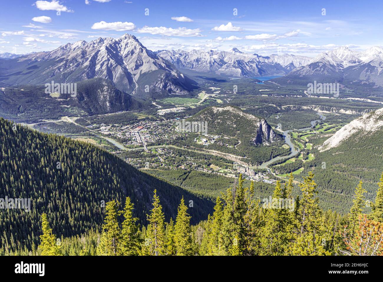 Blick auf den Bow River und die Stadt Banff von der Gipfelpromenade auf Sulphur Mountain in den Rocky Mountains, Banff, Alberta, Kanada Stockfoto