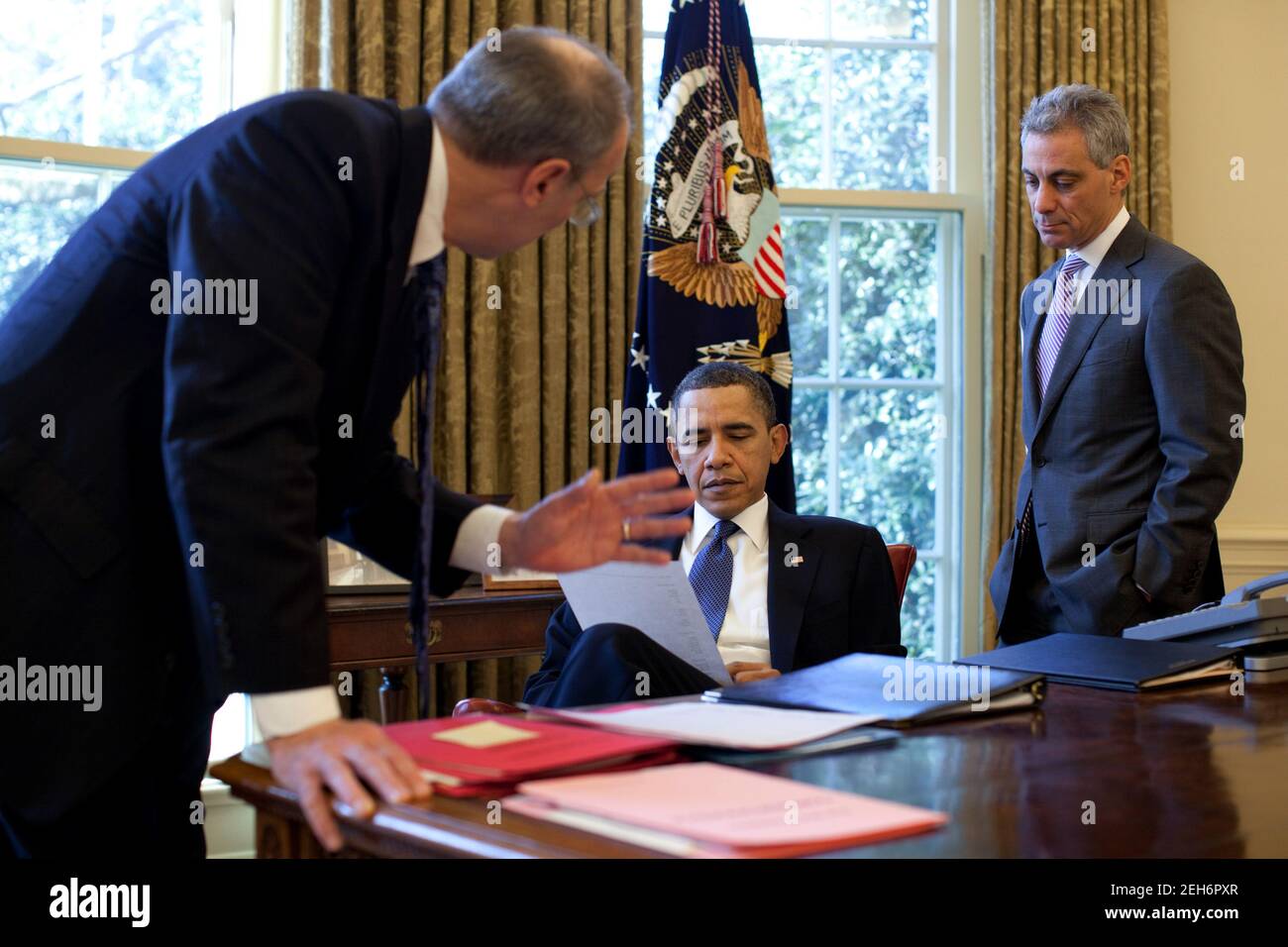 Präsident Barack Obama diskutiert die Gesundheitsstrategie mit Phil Schiliro, dem Assistenten des Präsidenten für Legislative Angelegenheiten, und Stabschef Rahm Emanuel im Oval Office, 19. März 2010. Stockfoto