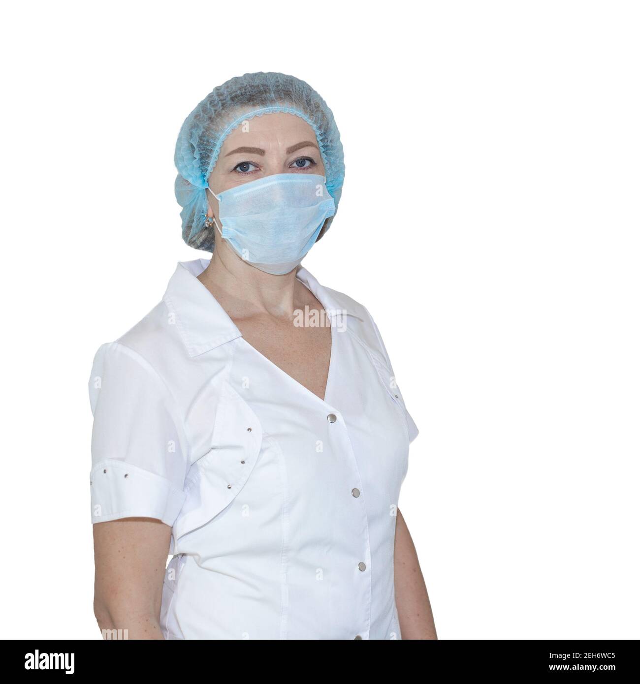 Krankenschwester in weißem Mantel, Mütze und Maske auf weißem isoliertem Hintergrund. Europäische Ärzteschaft für Frauen. Medizin und Gesundheitswesen Konzept. Stockfoto