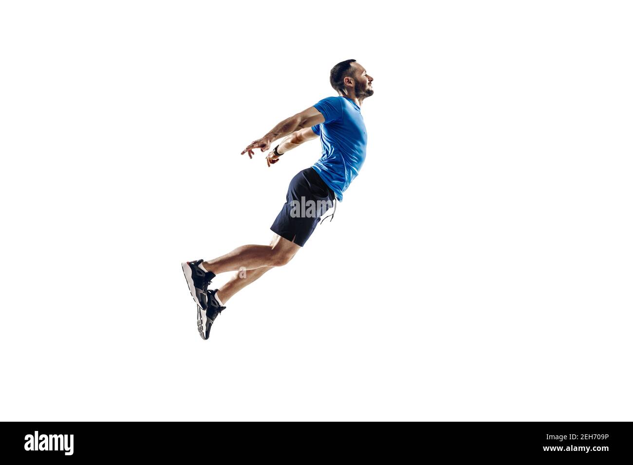 Fliegen. Kaukasischer Profi-Athlet, Läufertraining isoliert auf weißem Studio Hintergrund. Muskulöser, sportlicher Mann. Konzept von Aktion, Bewegung, Jugend, gesunder Lebensstil. Copyspace für Werbung. Stockfoto