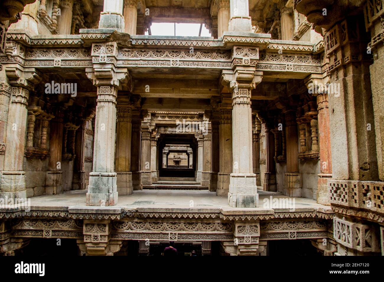 Adalaj stepwell an einem dunklen Tag Stockfoto